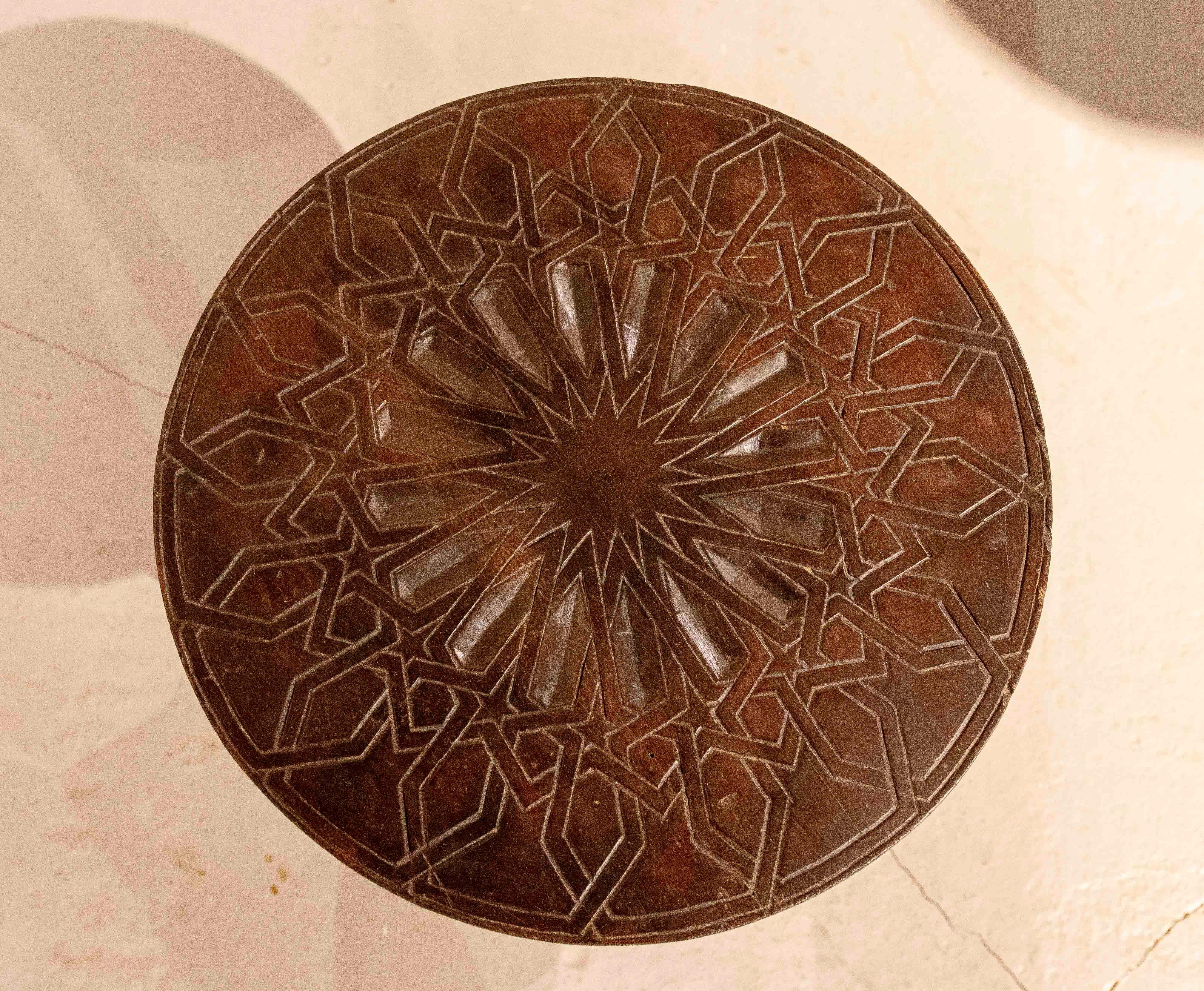 1980er Jahre Runder geschnitzter Holztisch mit geometrischem Design im arabischen Stil im Angebot 7