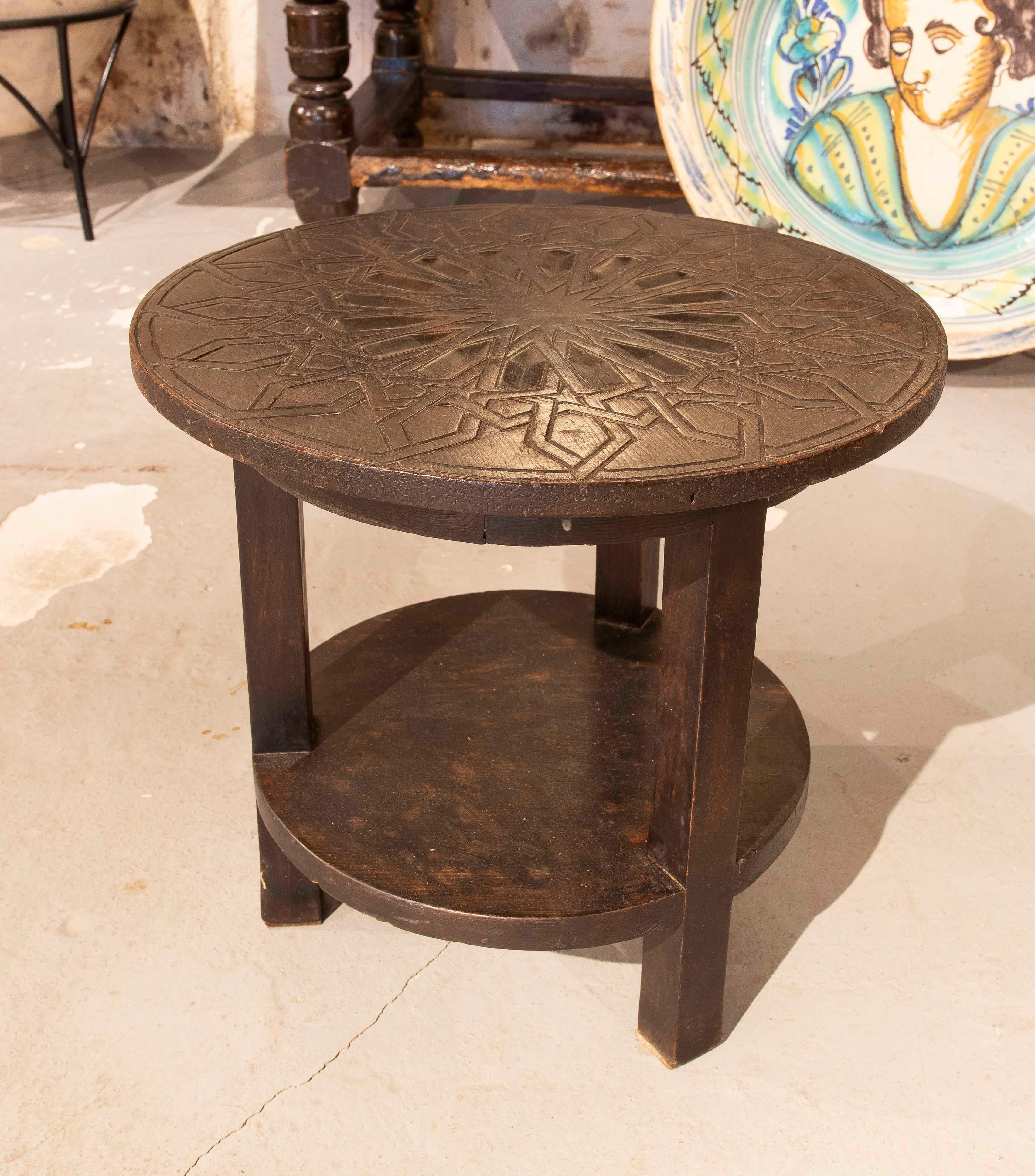 1980er Jahre Runder geschnitzter Holztisch mit geometrischem Design im arabischen Stil (Marokkanisch) im Angebot