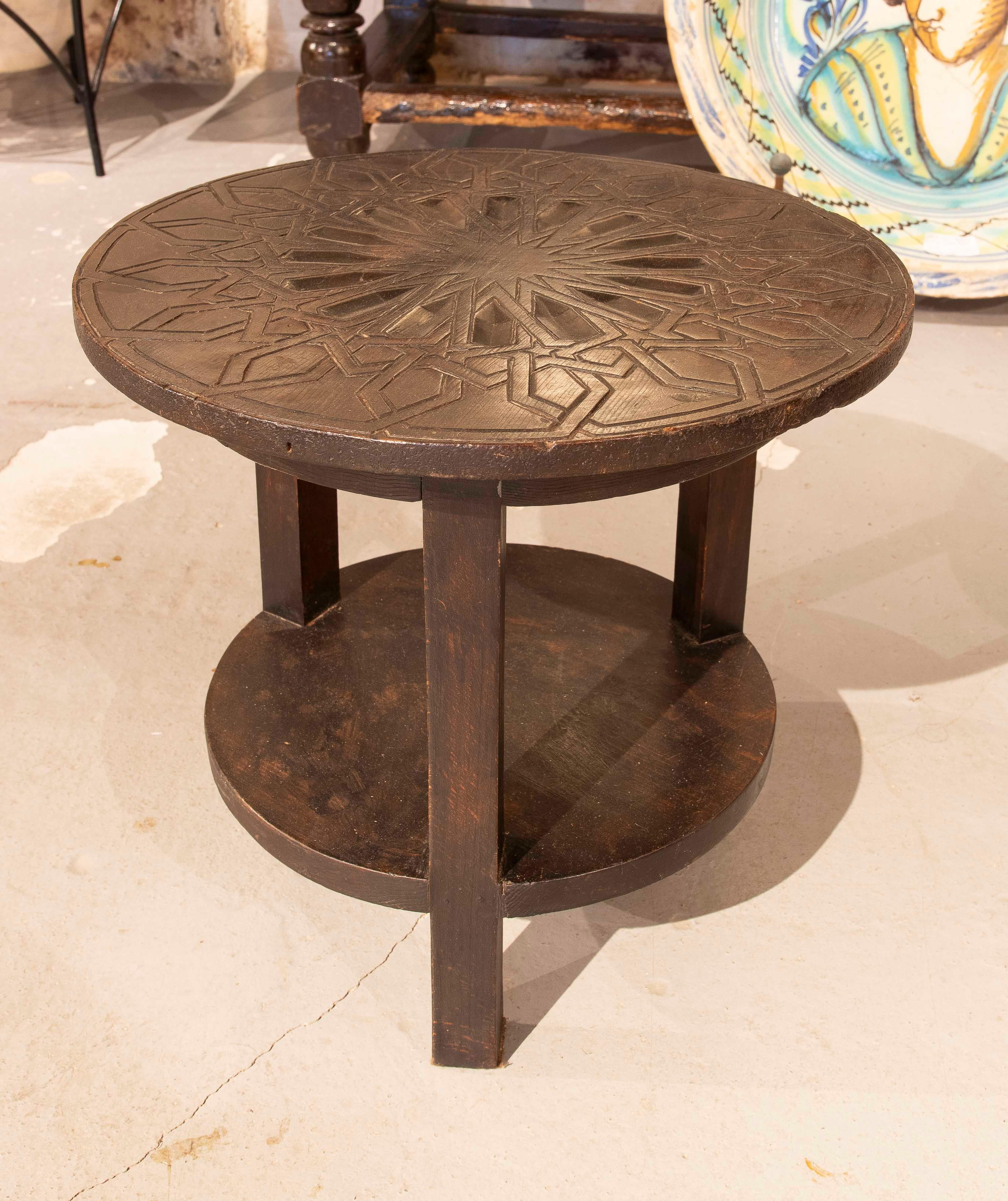 1980er Jahre Runder geschnitzter Holztisch mit geometrischem Design im arabischen Stil (Handgeschnitzt) im Angebot