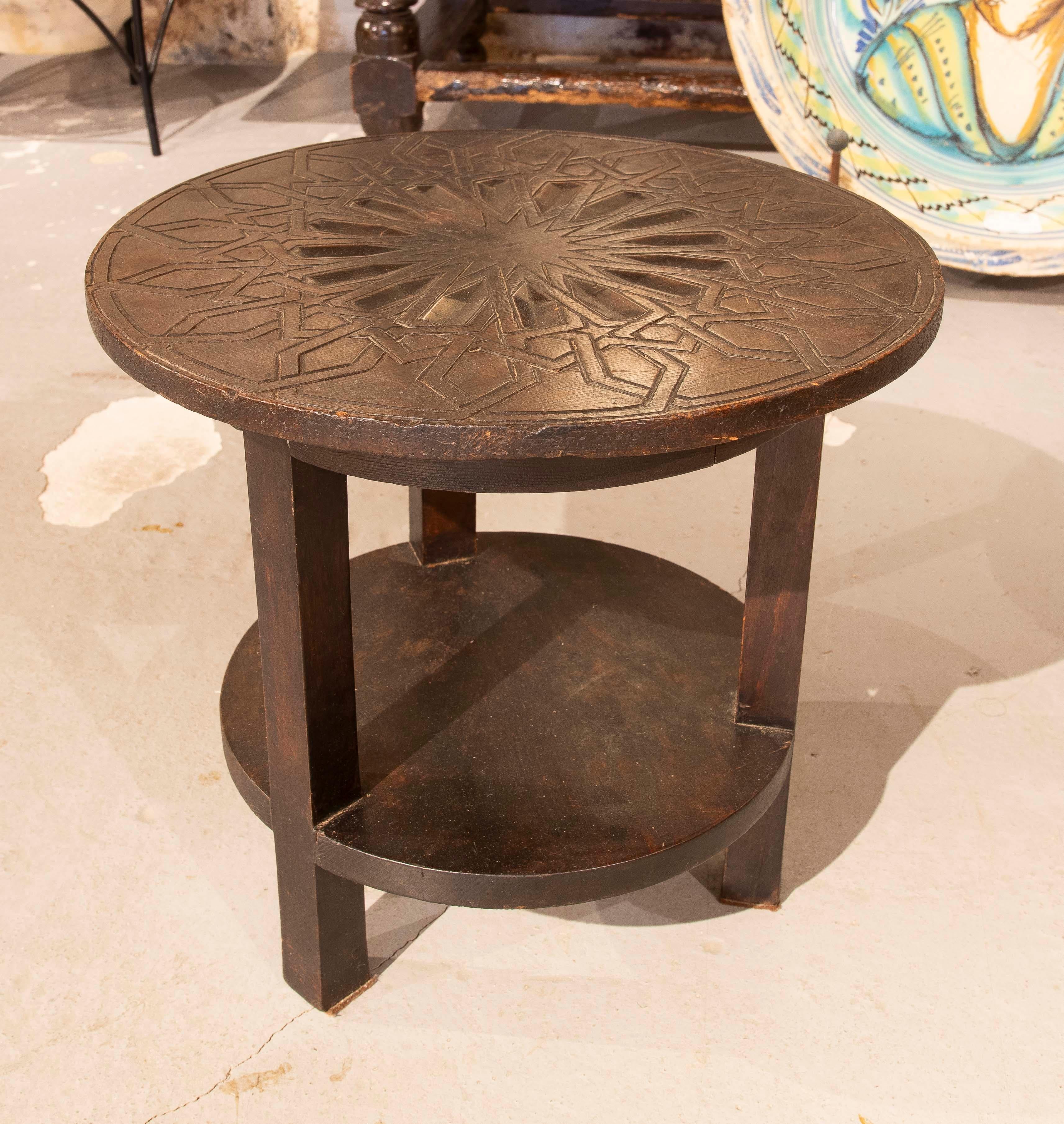 1980er Jahre Runder geschnitzter Holztisch mit geometrischem Design im arabischen Stil im Zustand „Gut“ im Angebot in Marbella, ES