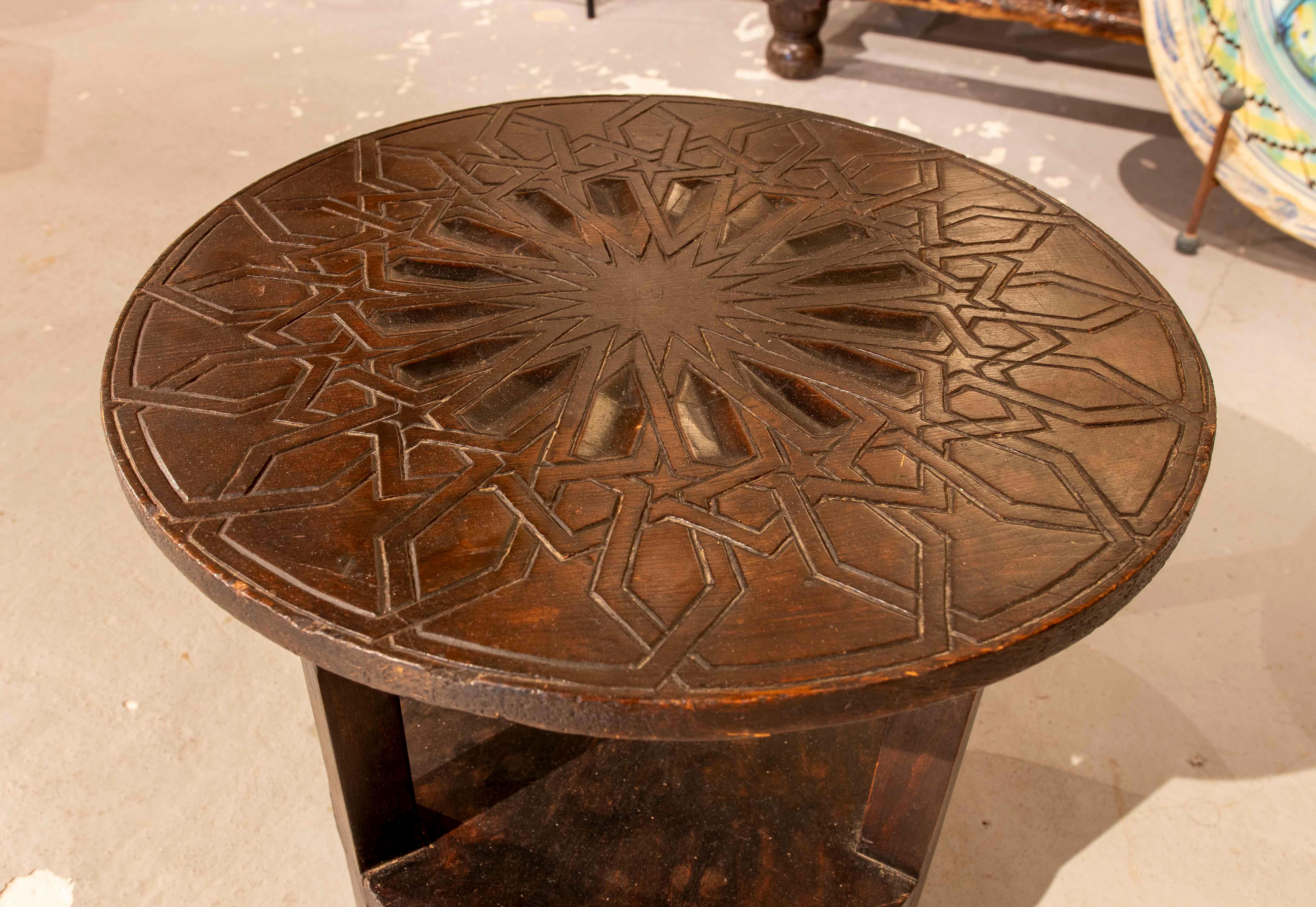 1980er Jahre Runder geschnitzter Holztisch mit geometrischem Design im arabischen Stil (Ende des 20. Jahrhunderts) im Angebot