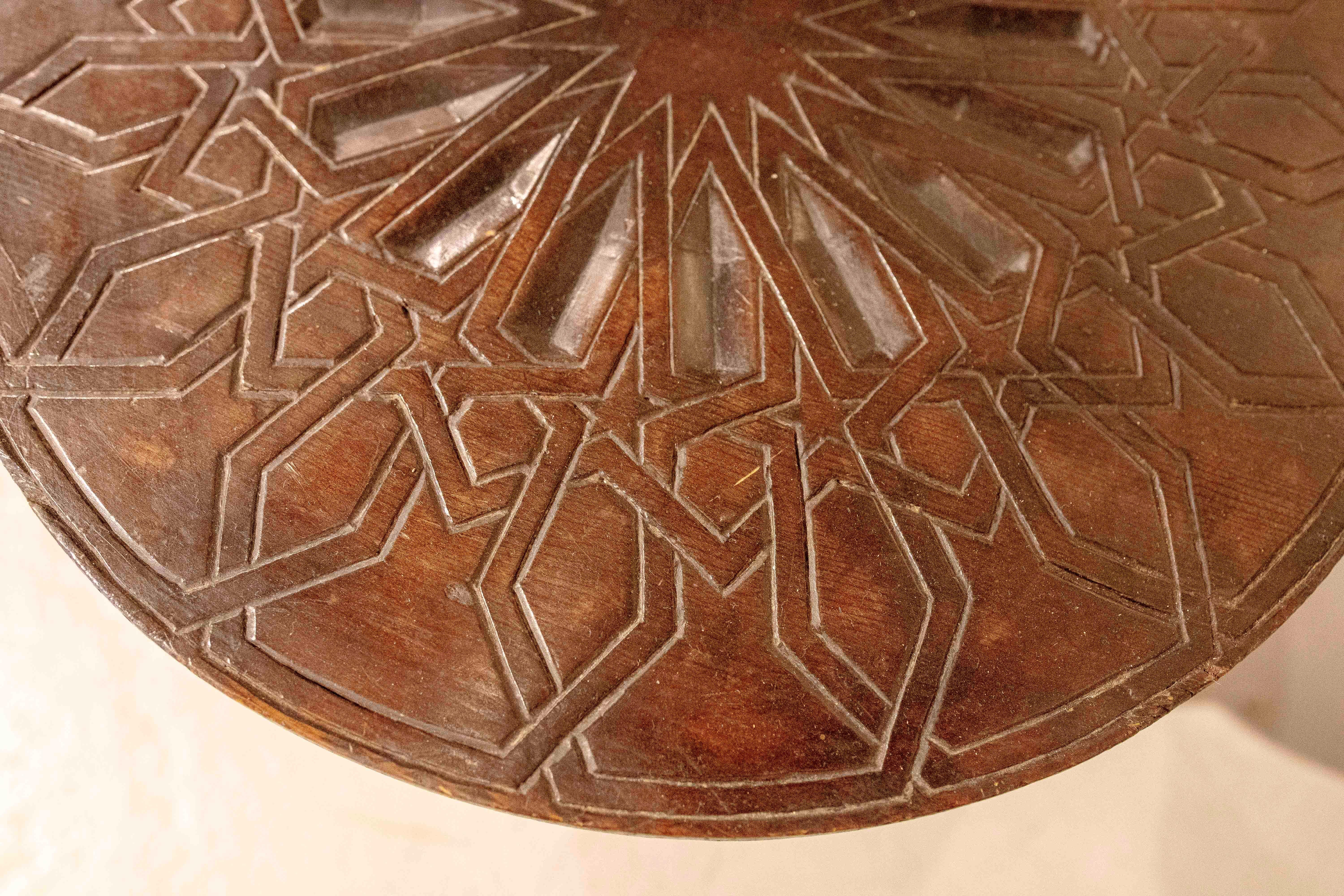 1980er Jahre Runder geschnitzter Holztisch mit geometrischem Design im arabischen Stil im Angebot 2