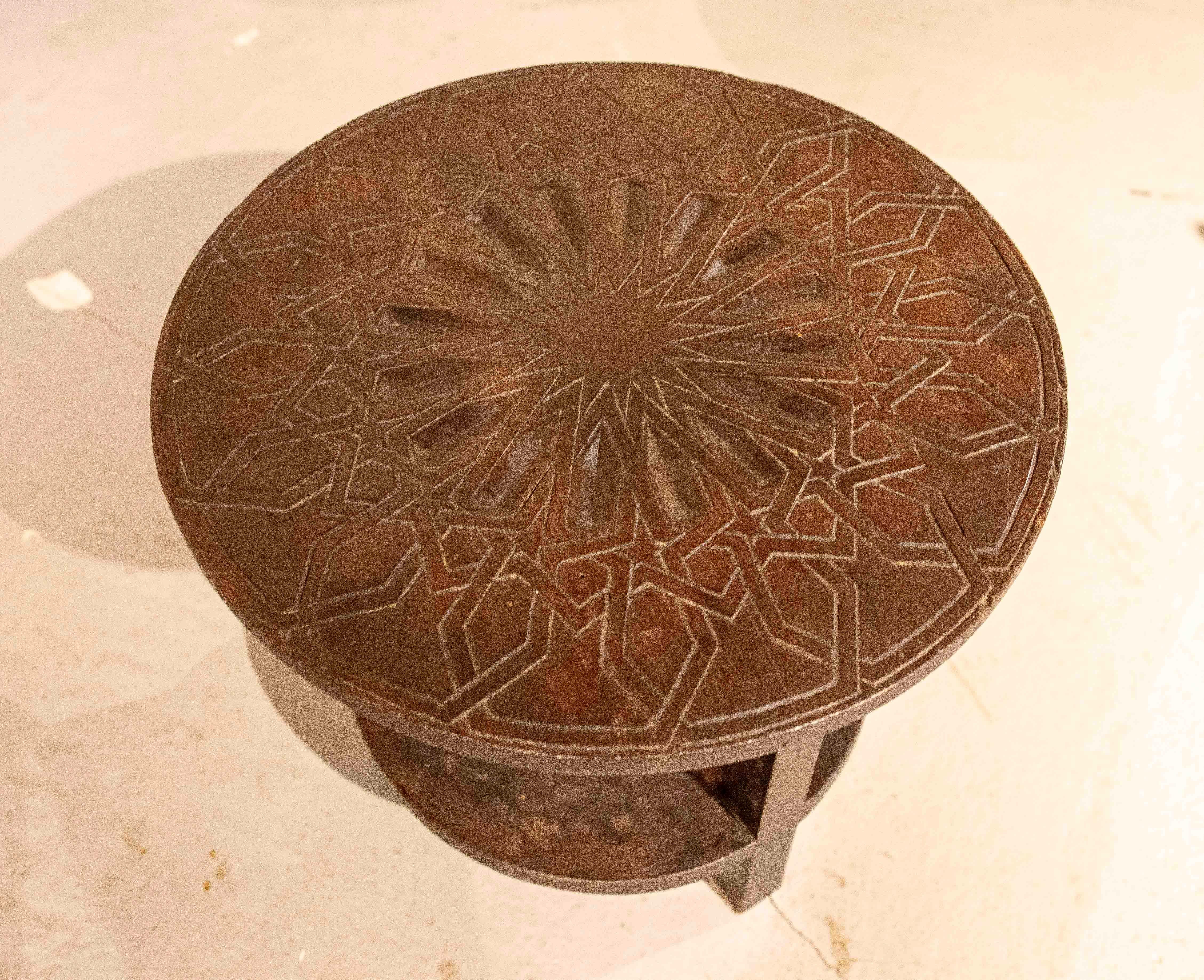 1980er Jahre Runder geschnitzter Holztisch mit geometrischem Design im arabischen Stil im Angebot 3