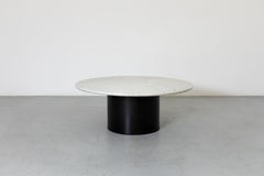 Table basse ronde à plateau en marbre Metaform des années 1980 avec large pied tambour émaillé noir