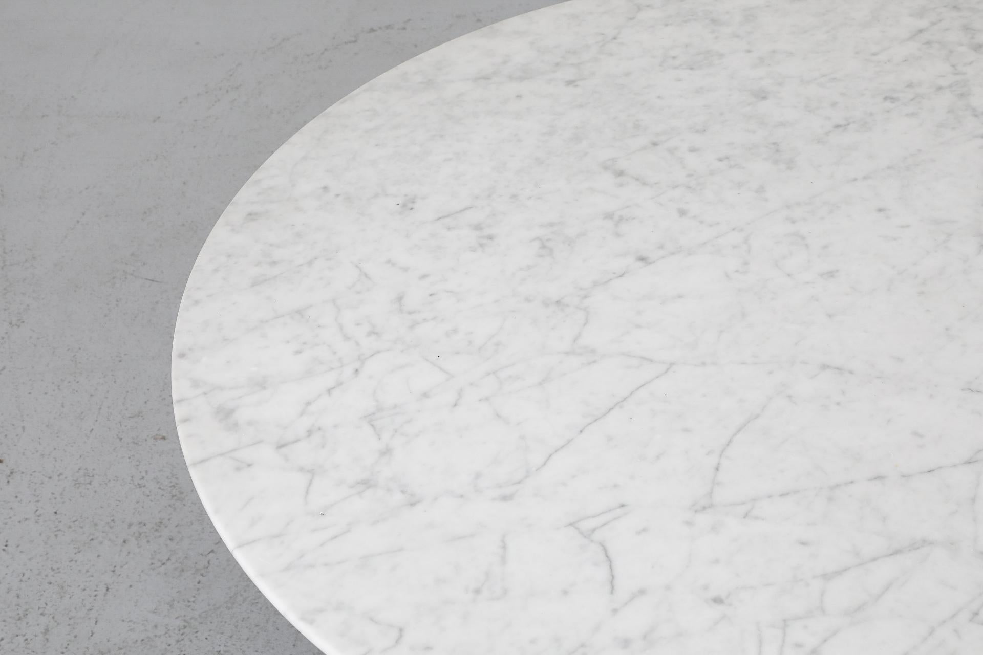 1980s Round Metaform Marble Top Coffee Table with Wide Black Enameled Drum Base For Sale 1