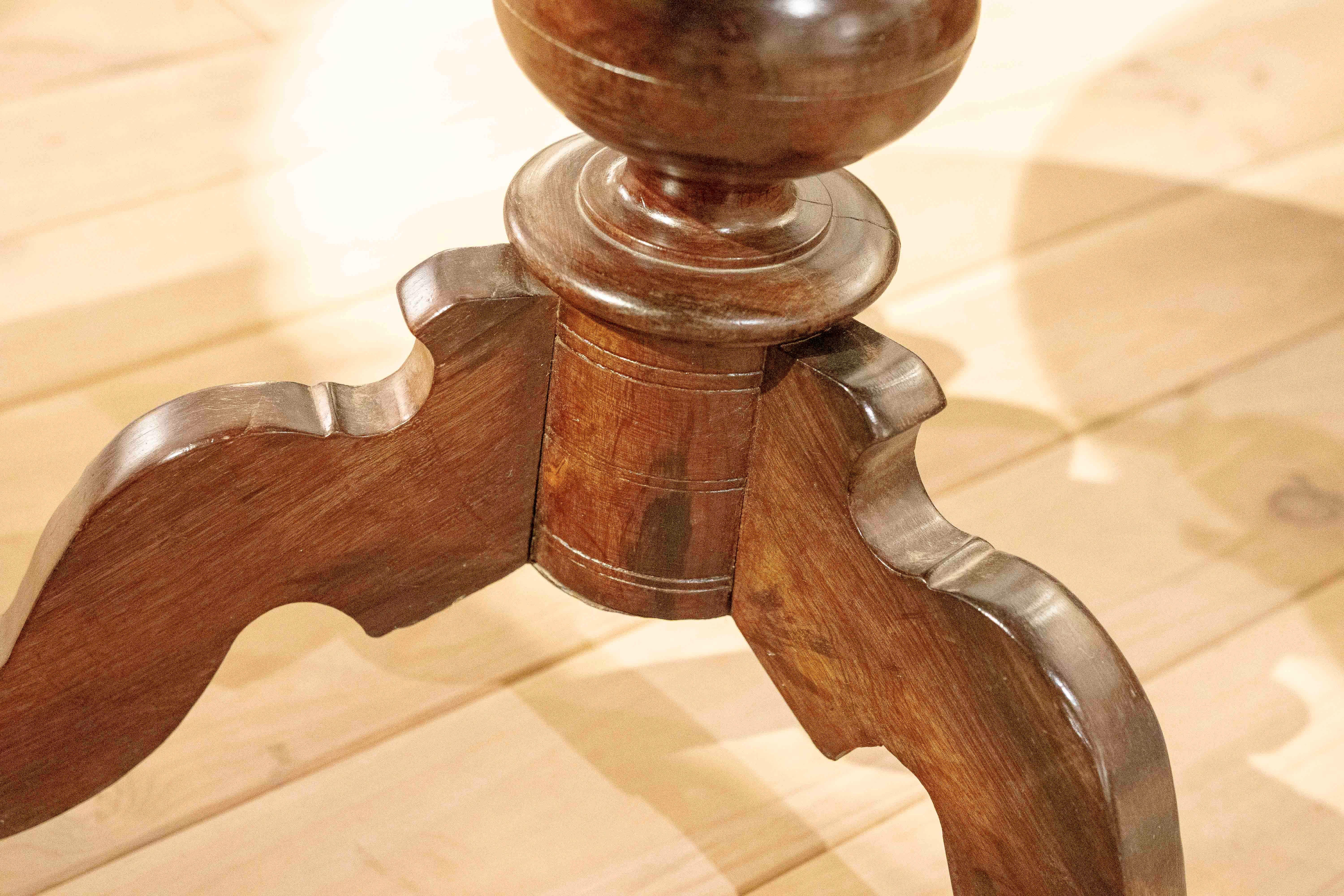 1980s Round Table with Turned Wooden Base and Top in its Natural Color For Sale 9