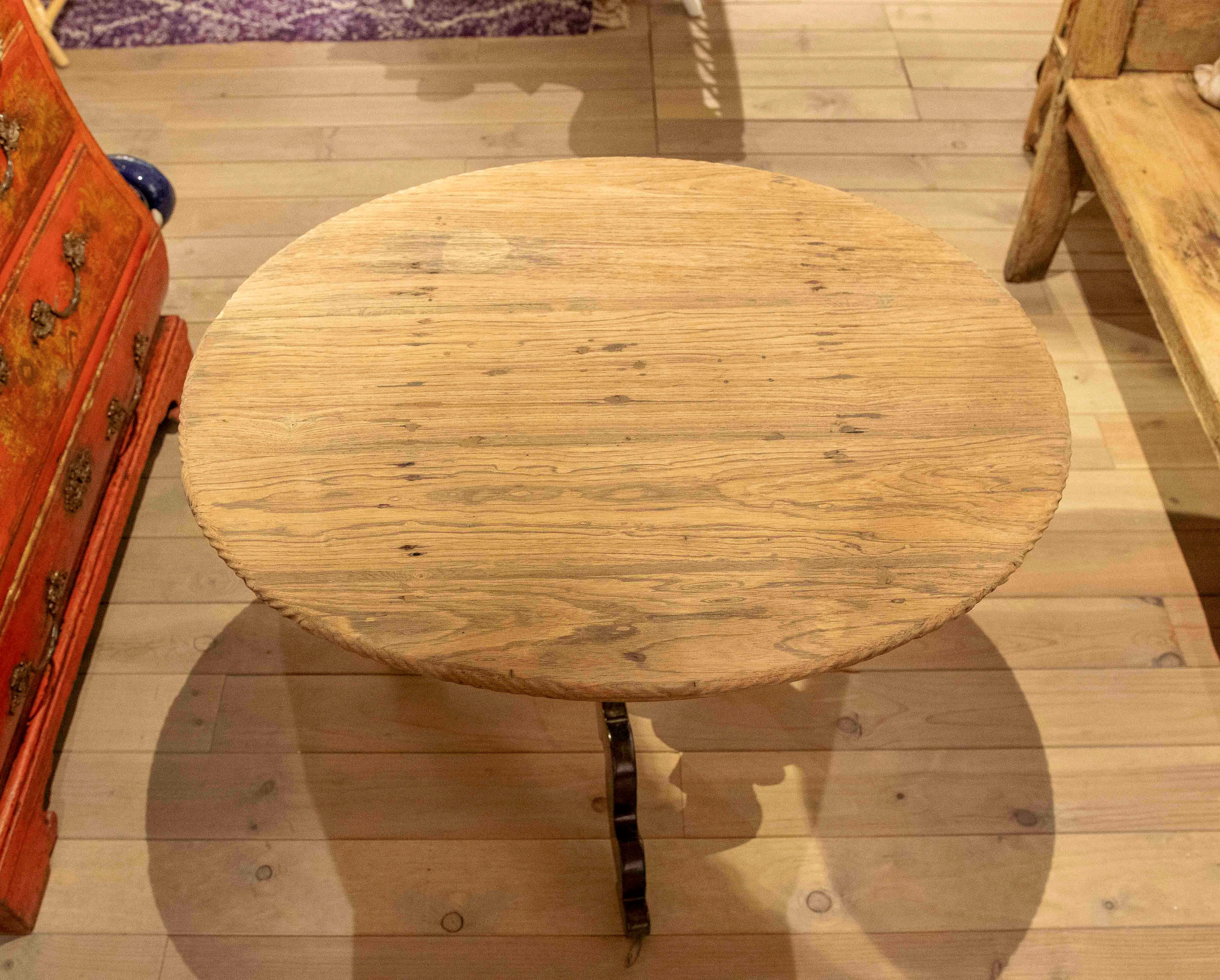 1980s Round Table with Turned Wooden Base and Top in its Natural Color For Sale 11