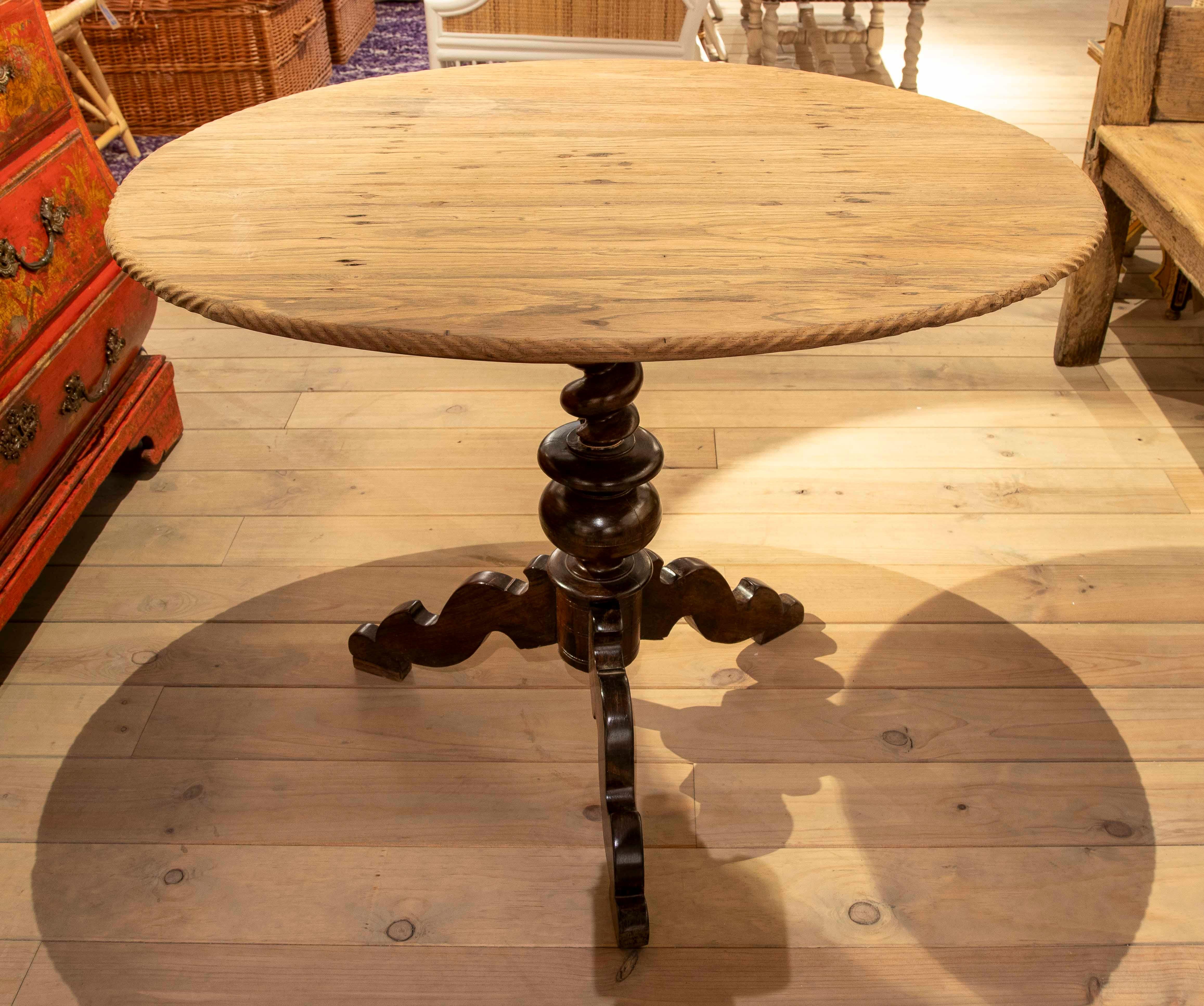 1980s Round Table with Turned Wooden Base and Top in its Natural Color In Good Condition For Sale In Marbella, ES