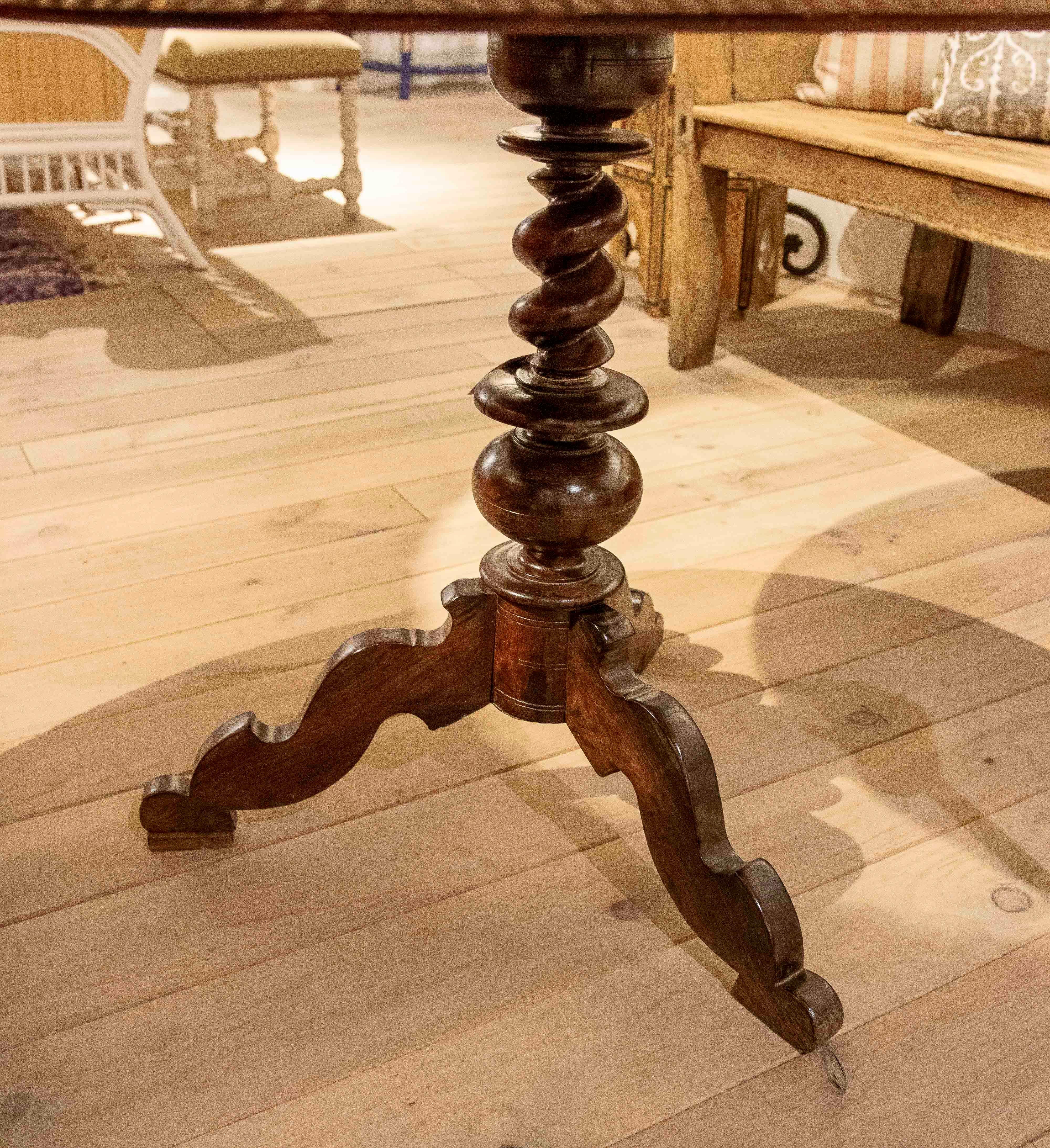1980s Round Table with Turned Wooden Base and Top in its Natural Color For Sale 1