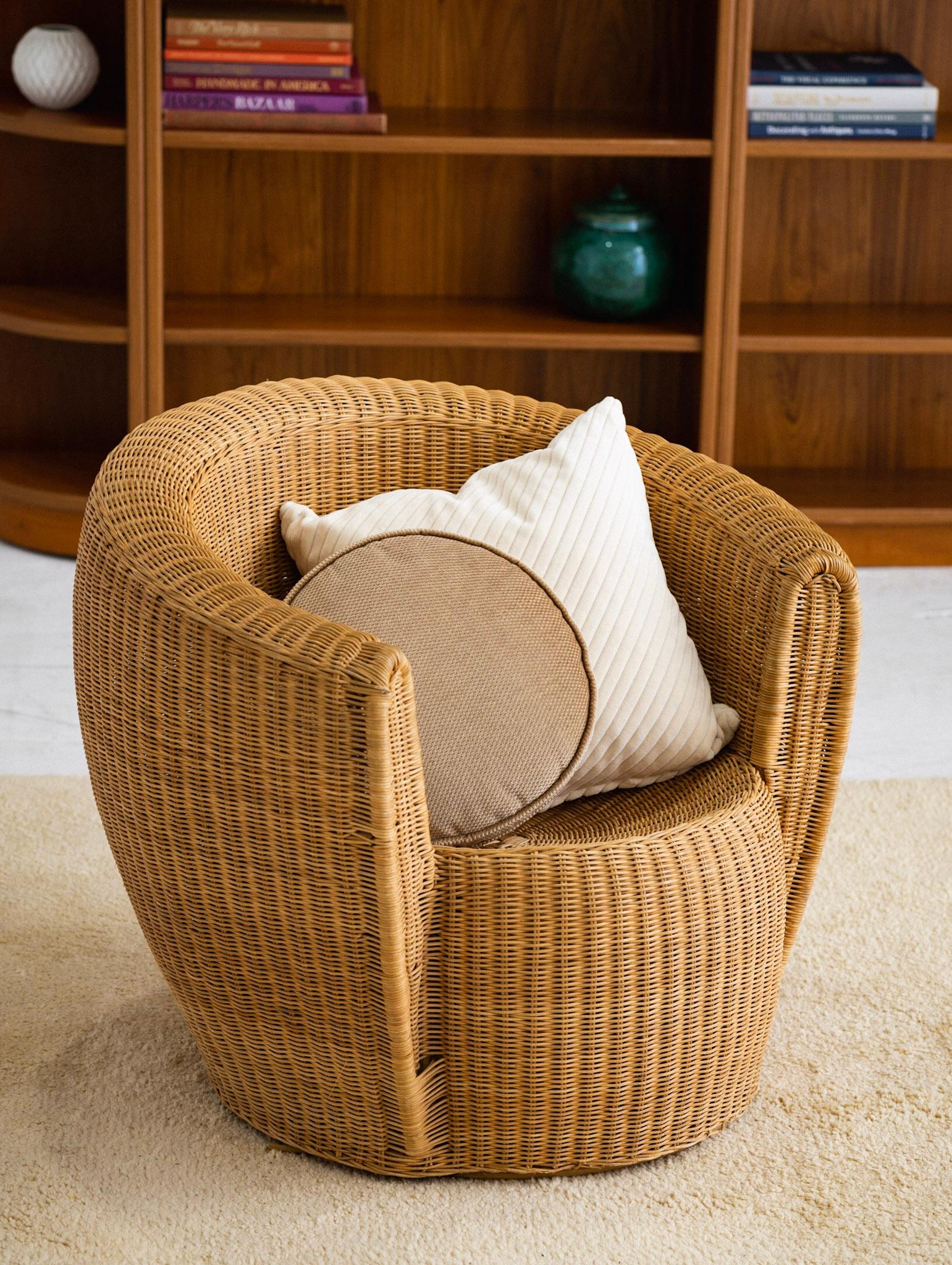 1980s wicker barrel chair. A seat cushion is recommended for more comfortable use.