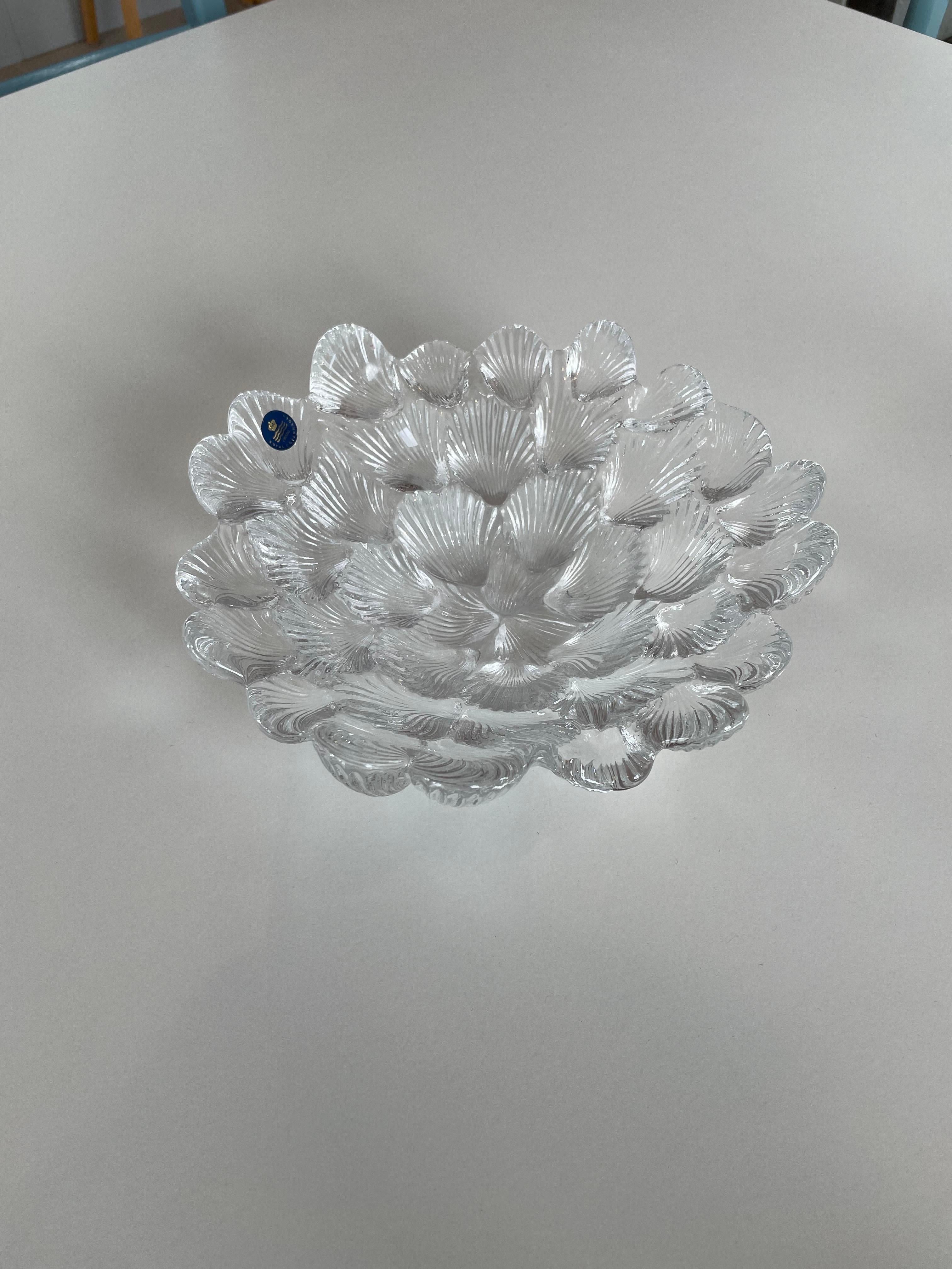 Royal Copenhagen crystal bowl from the 1980s.
Designed by renowned artist Per Lutken titled Musling (Clam).
Stunning crystal bowl in the form of a mass of clam shells. Textured on the underside and clear smooth crystal on the inside.

The bowl is in