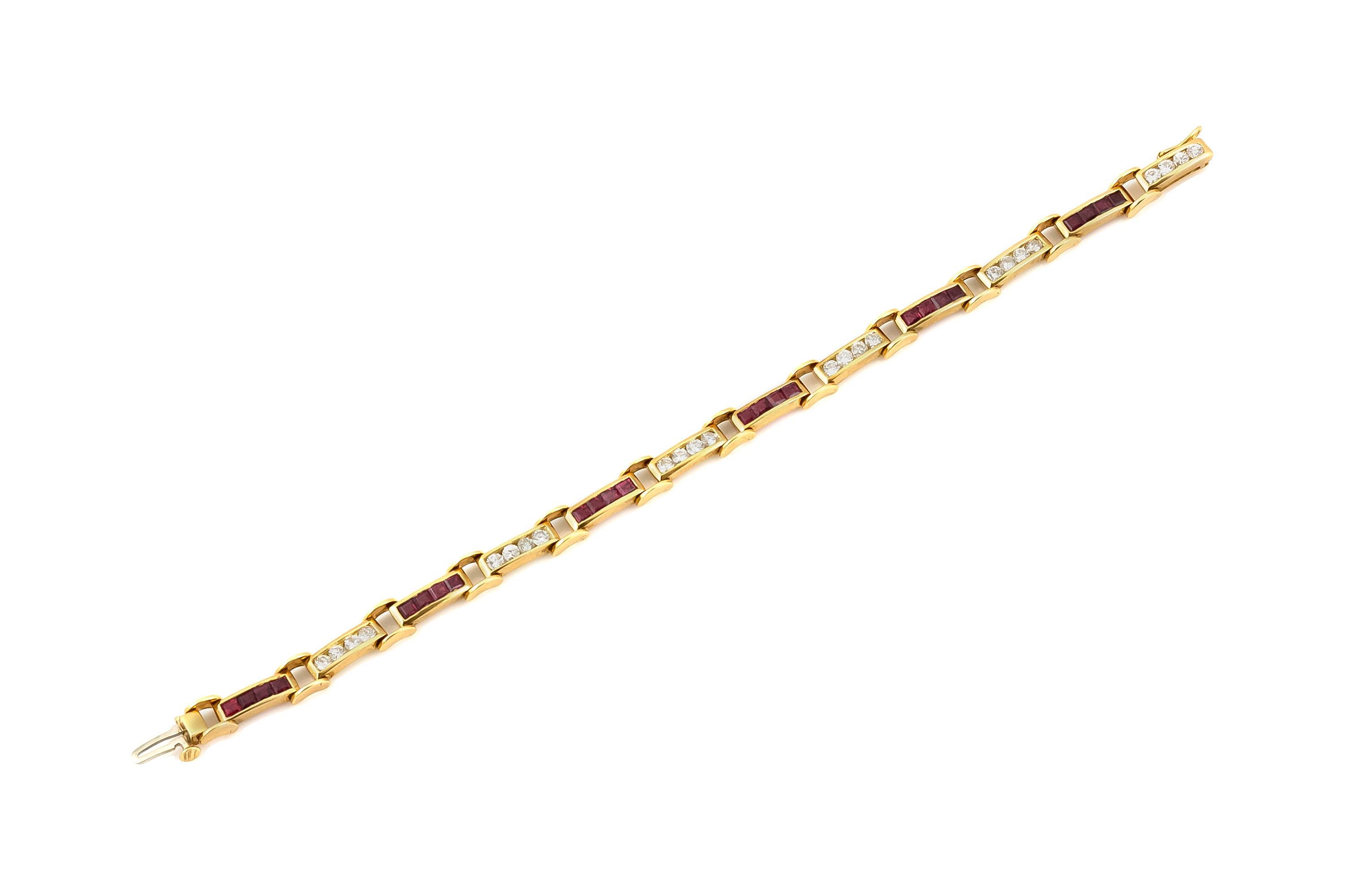 Le bracelet est finement travaillé en or jaune 18k avec des diamants pesant approximativement total de 1.50 carat et des rubis pesant approximativement total de 2.50 carat.
Vers 1980.