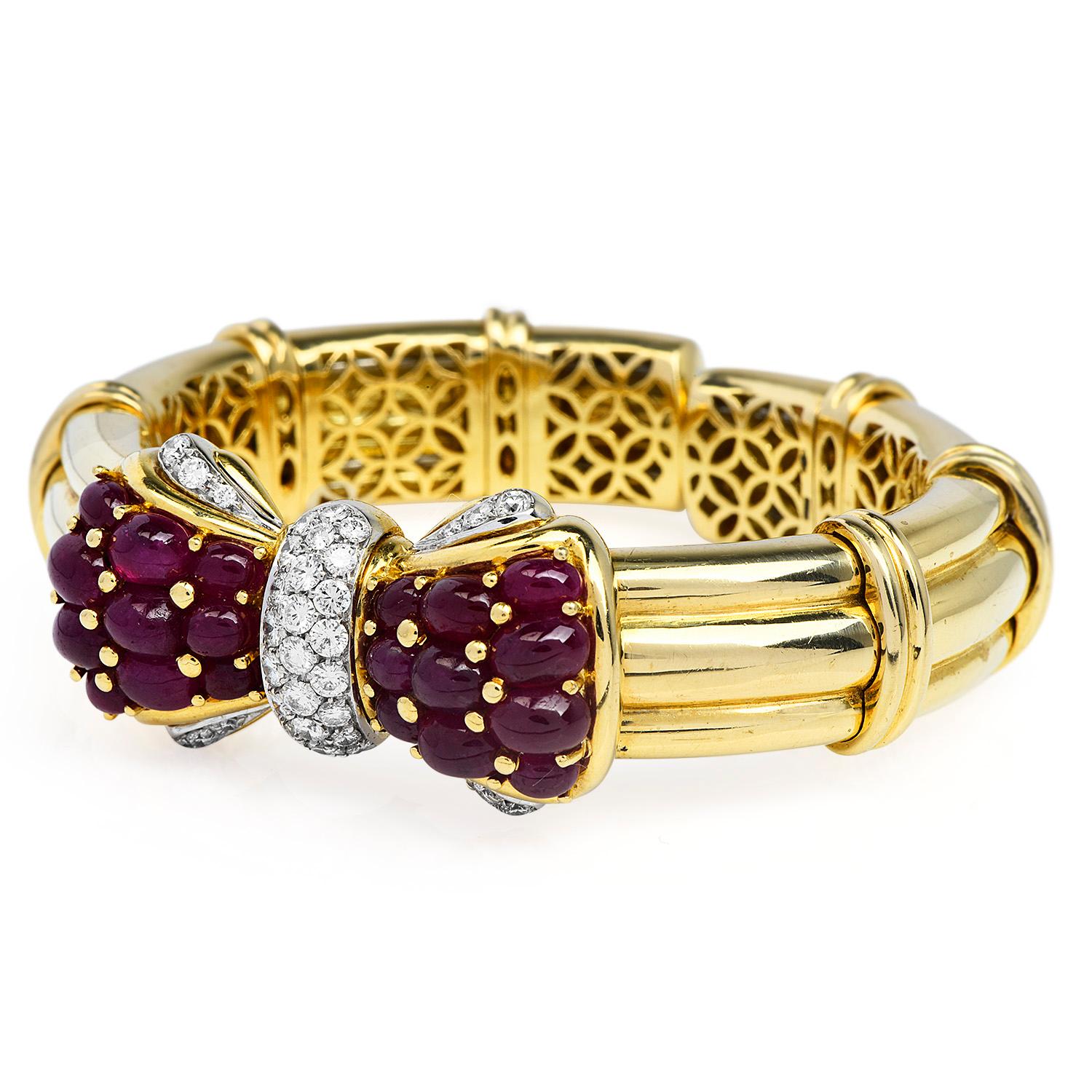 Cet exquis bracelet en diamants et rubis, datant des années 1980, est le parfait équilibre entre romantisme, plaisir et élégance, 

 
Avec un motif en forme de nœud supérieur, composé d'une grappe de diamants et de rubis, avec une finition hautement