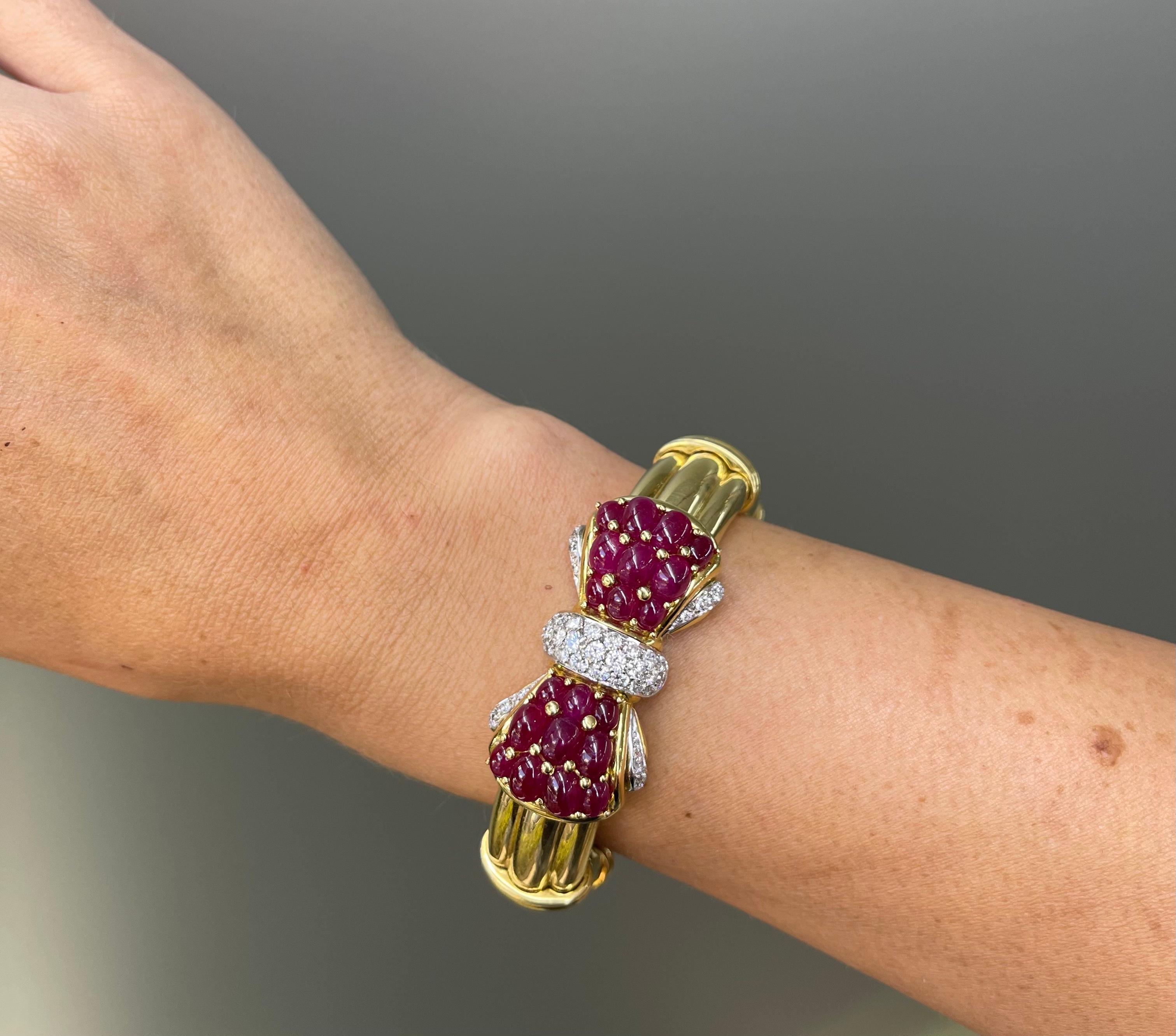 Taille cabochon Bracelet à boucle en or 18K avec rubis et diamants des années 1980 en vente