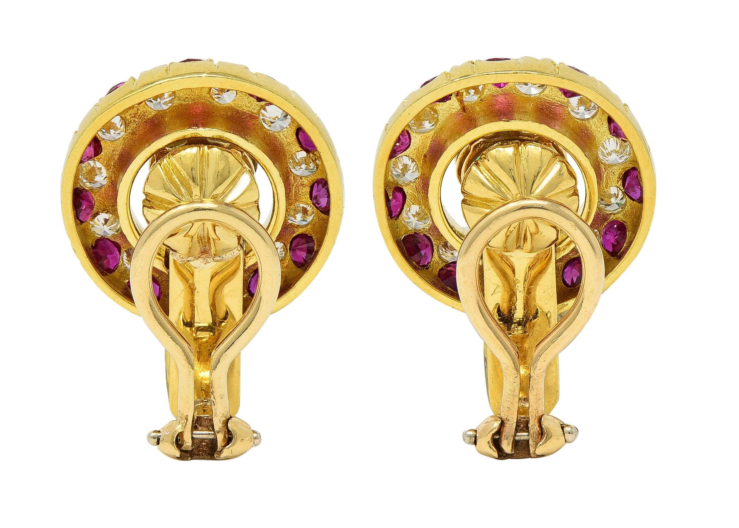 1980er Jahre Rubin Smaragd Diamant 18K Gold Vintage Türklopfer-Ohrclip-Ohrringe im Zustand „Hervorragend“ im Angebot in Philadelphia, PA