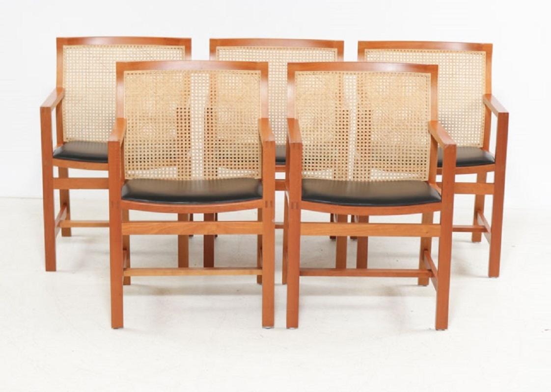 Dieses Stuhlset wurde 1981 für Fredericia Furniture A/S als Teil der Classic Kings Furniture Serie entworfen, die seit 1969 entworfen wird und so genannt wurde, weil der dänische König Frederik IX einige der Modelle als Geschenk erhielt, als er 1969