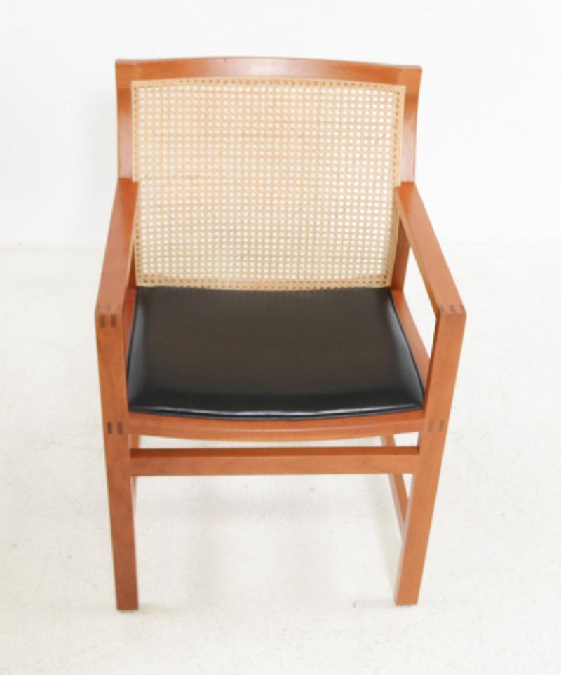 Anni '80 Rud Thygesen e Johnny Sorensen Set di due poltrone in ciliegio serie King

Le sedie sono state disegnate per Fredericia Furniture A/S nel 1981 come parte della serie Classic Kings Furniture, progettata a partire dal 1969, quando i primi
