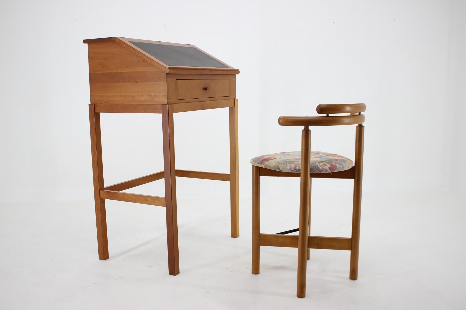 - Realizzato in mogano 
- Condizioni originali molto buone con lievi segni d'uso 
- Le dimensioni delle sedie: altezza totale 88cm altezza della seduta 59cm larghezza: 45cm profondità 51cm.