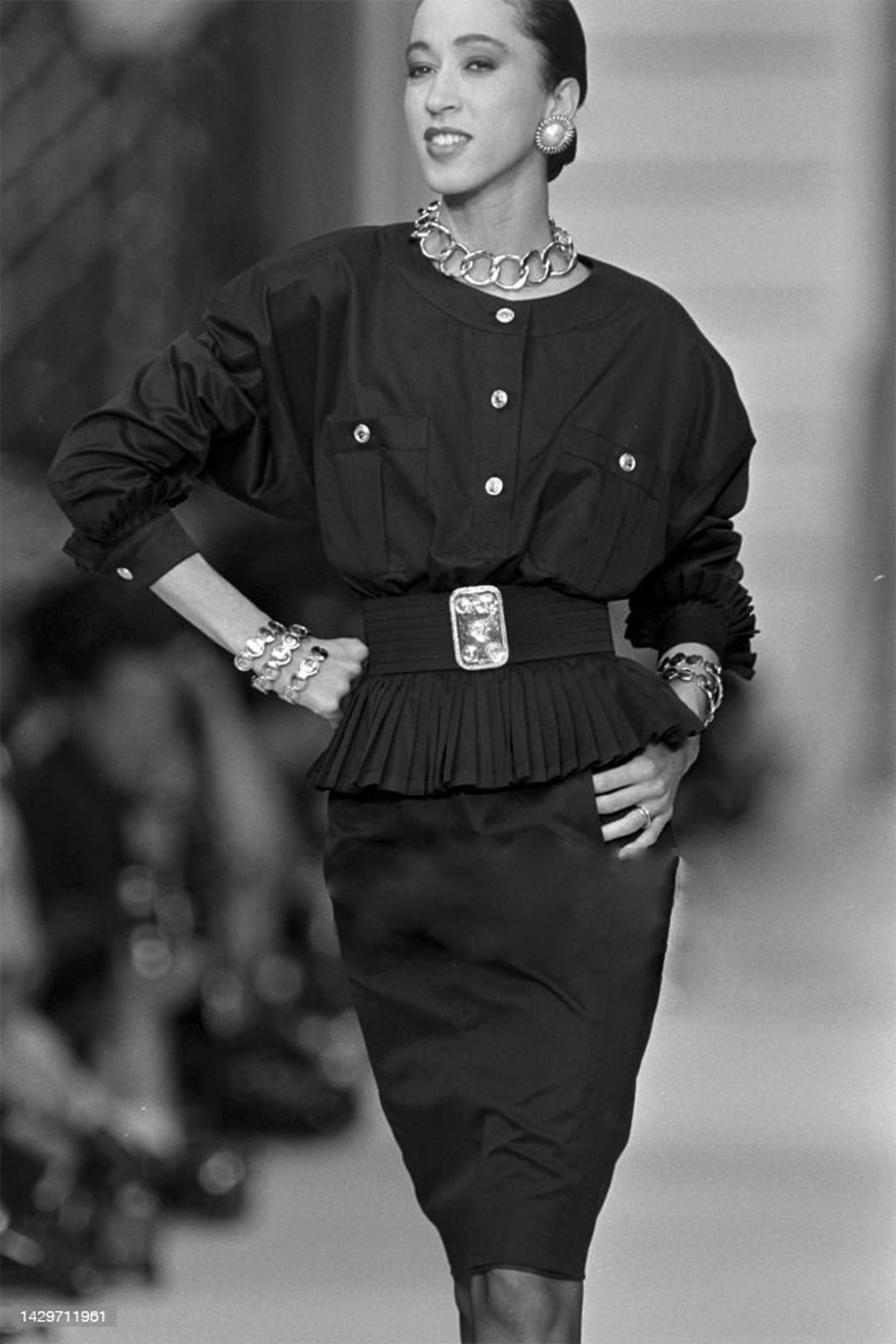 1986 Runway Chanel - Robe péplum en coton noir en vente 2