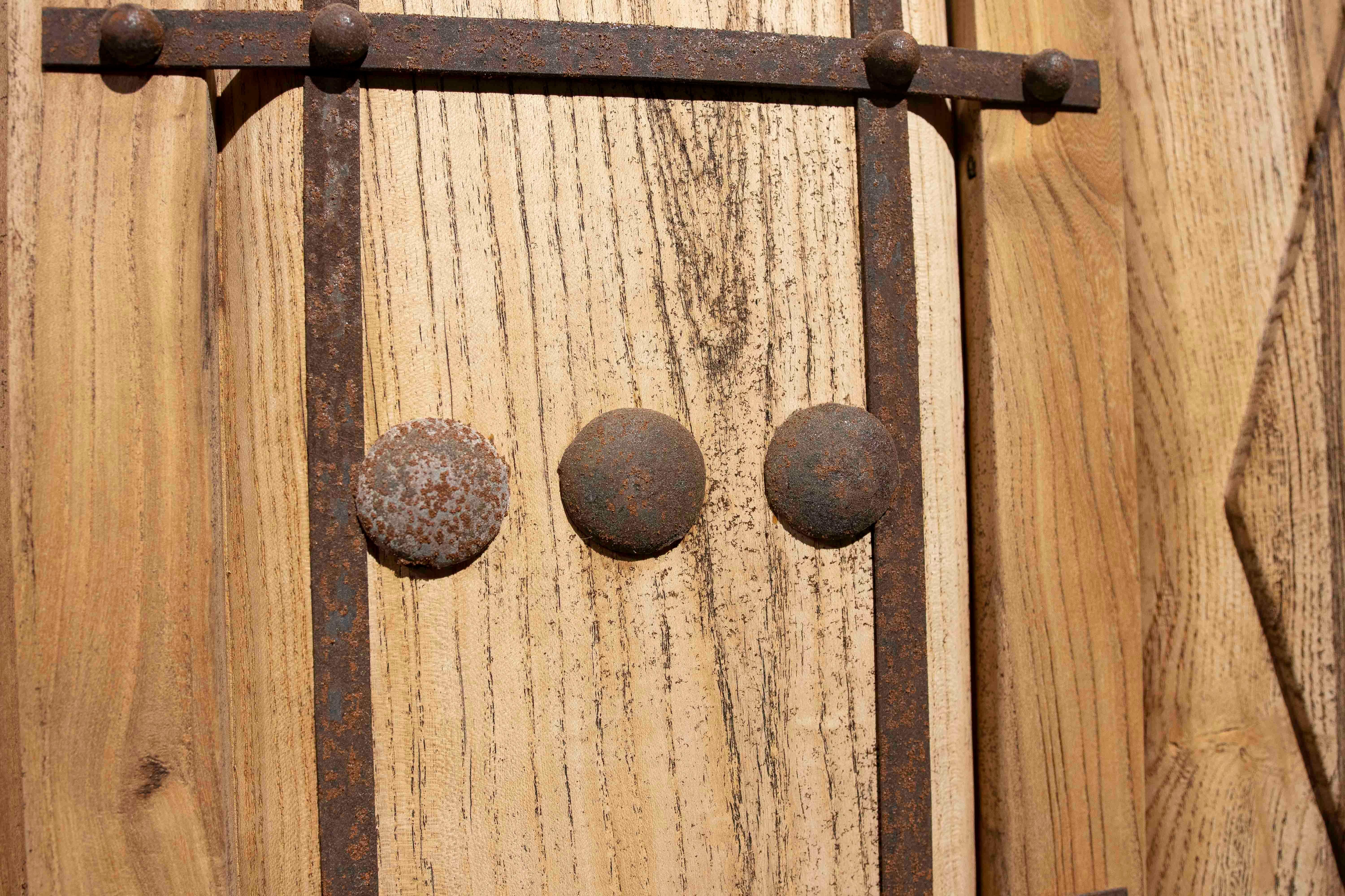1980s Rustic Elm Wood Door with Nails and Decorative Grille For Sale 4
