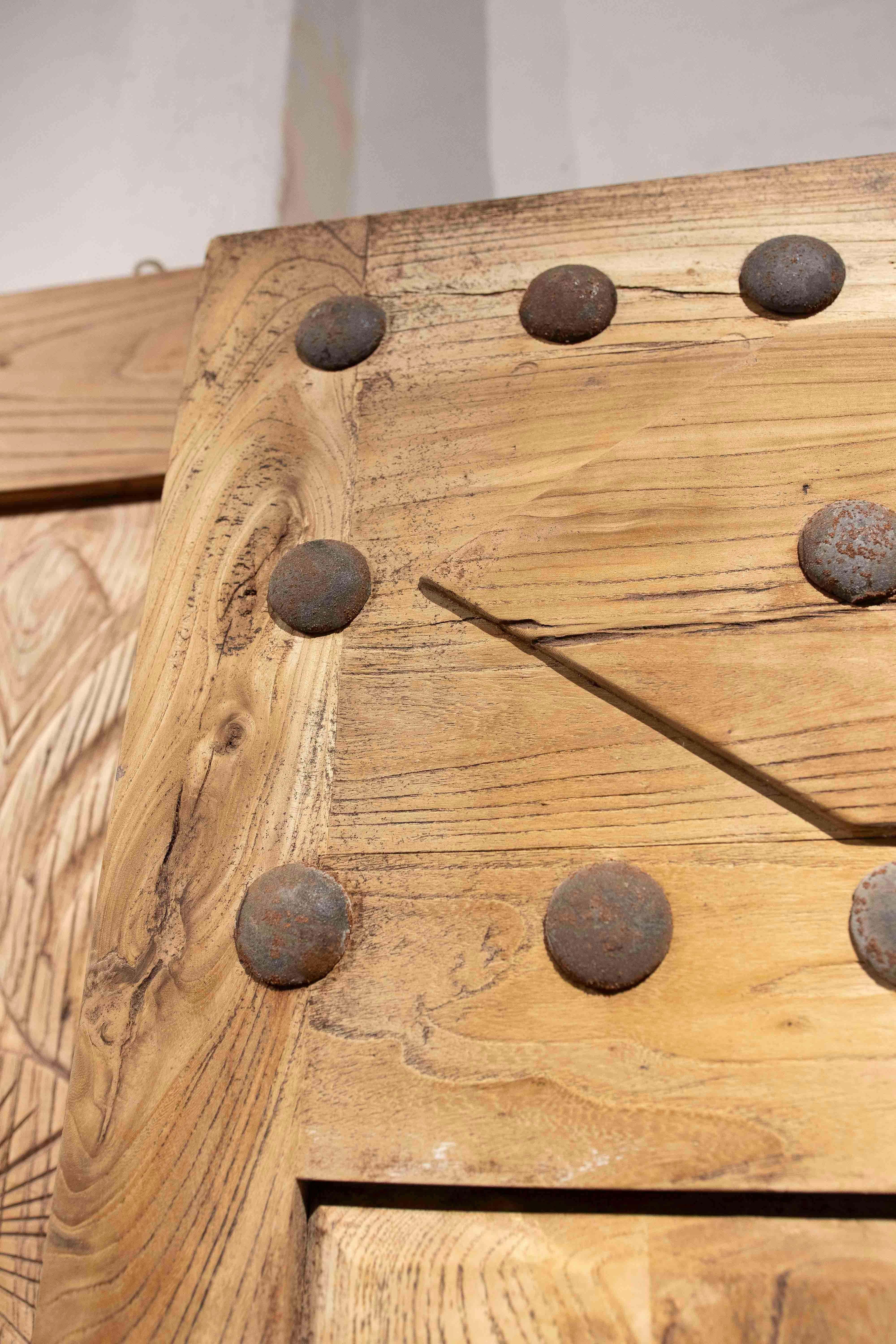 1980s Rustic Elm Wood Door with Nails and Decorative Grille In Good Condition For Sale In Marbella, ES