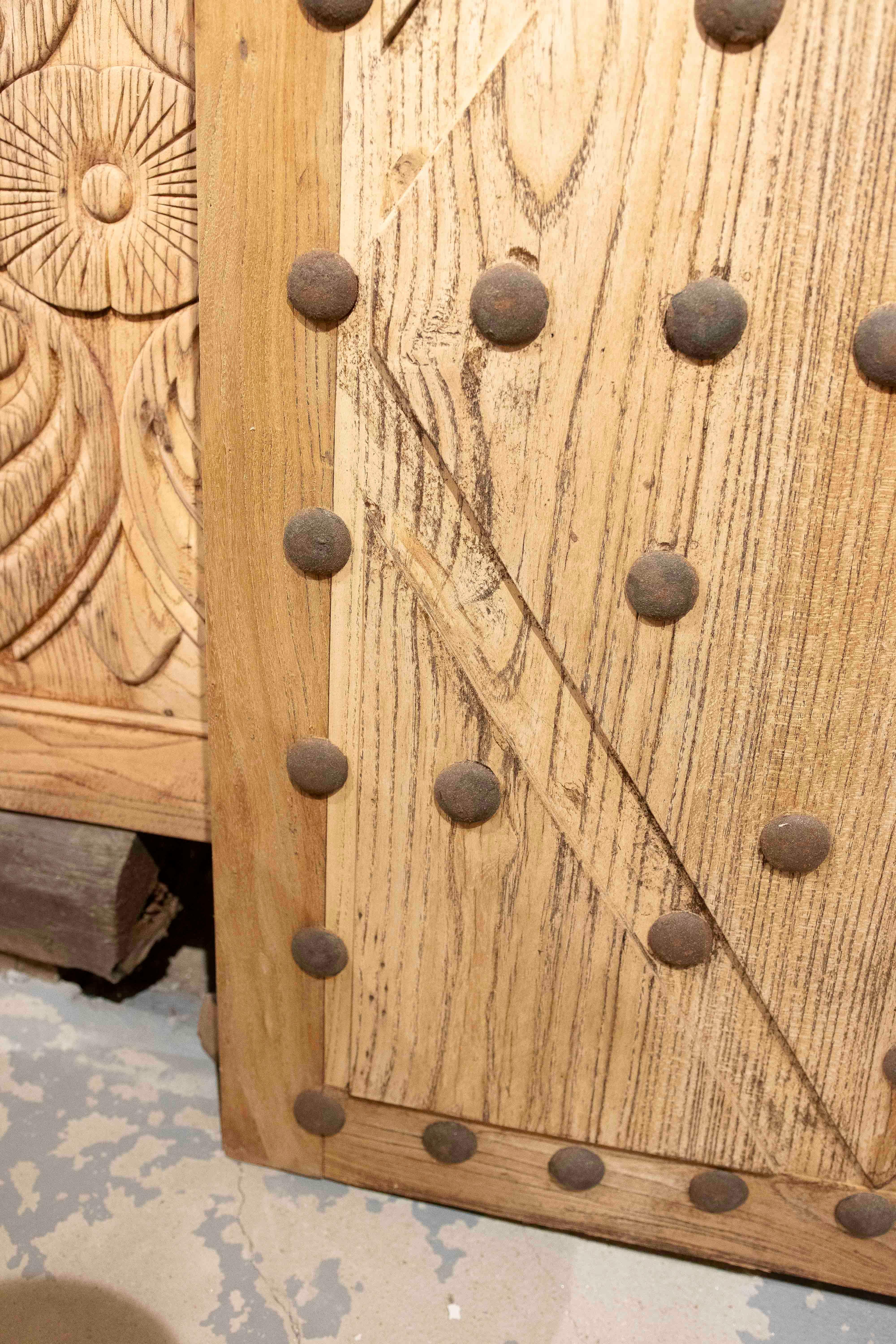 1980s Rustic Elm Wood Door with Nails and Decorative Grille For Sale 2