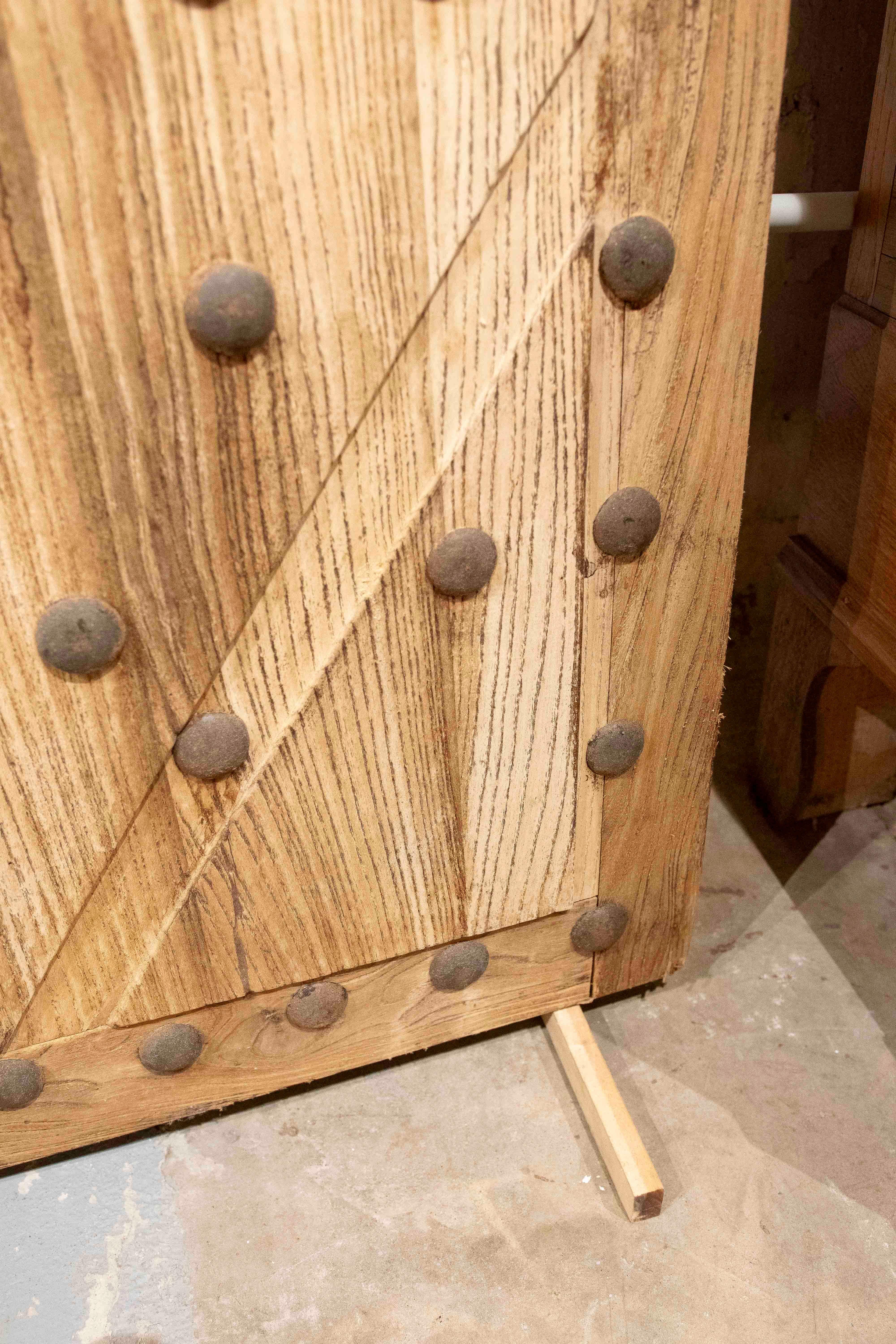 1980s Rustic Elm Wood Door with Nails and Decorative Grille For Sale 3