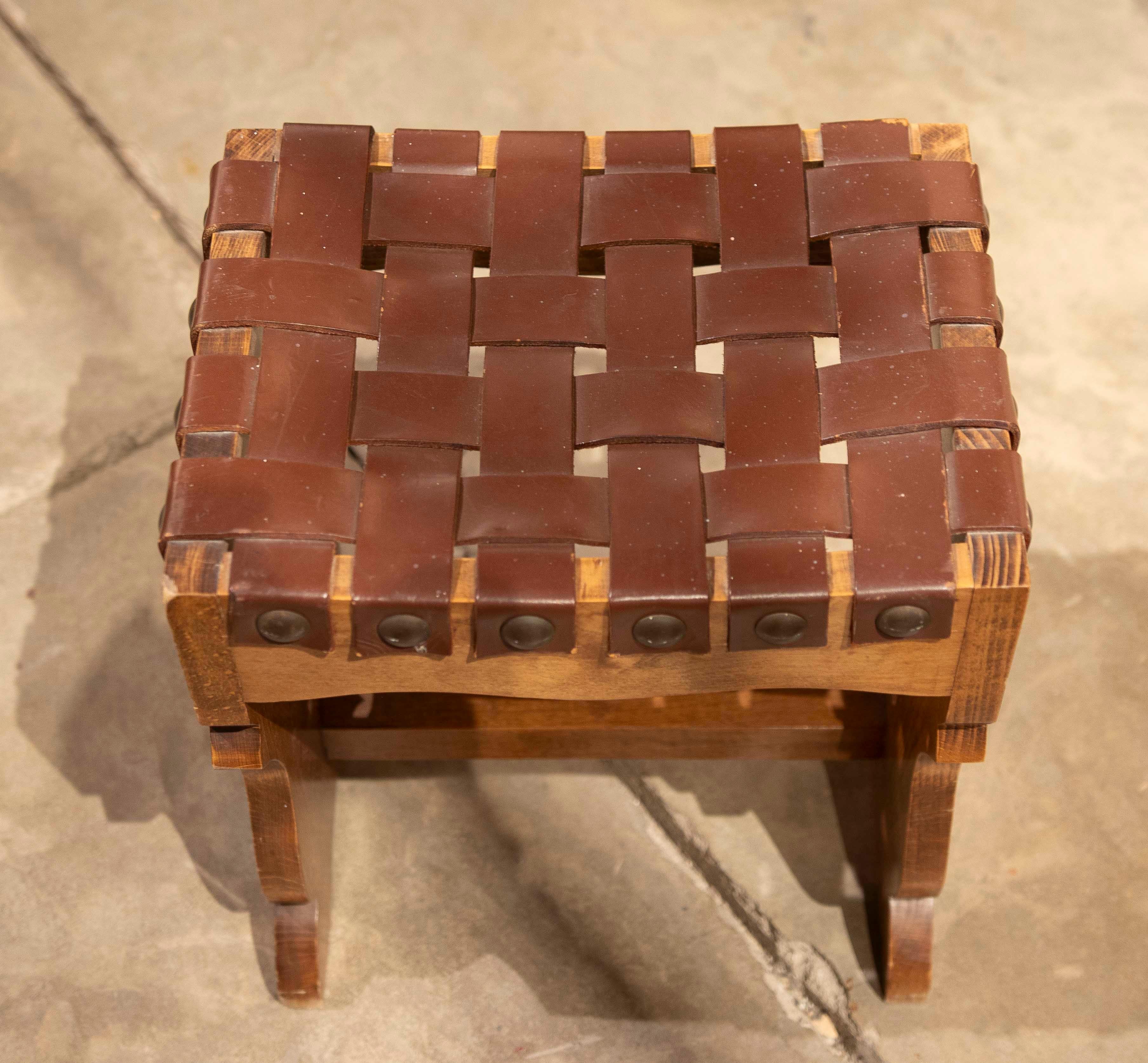 Sgabello rustico anni '80 in Wood e pelle intrecciata con borchie in vendita 5