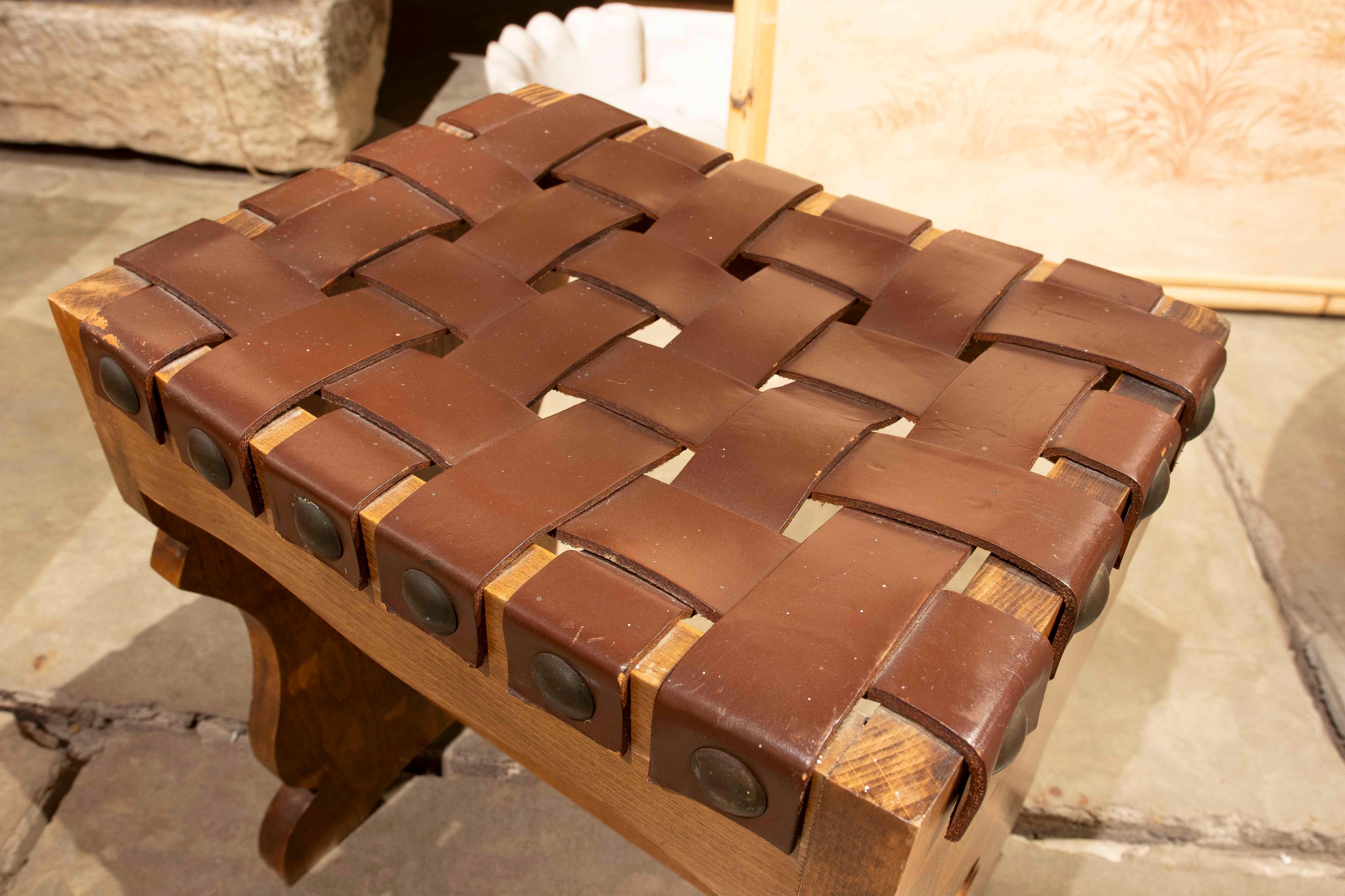 Sgabello rustico anni '80 in Wood e pelle intrecciata con borchie In condizioni buone in vendita a Marbella, ES