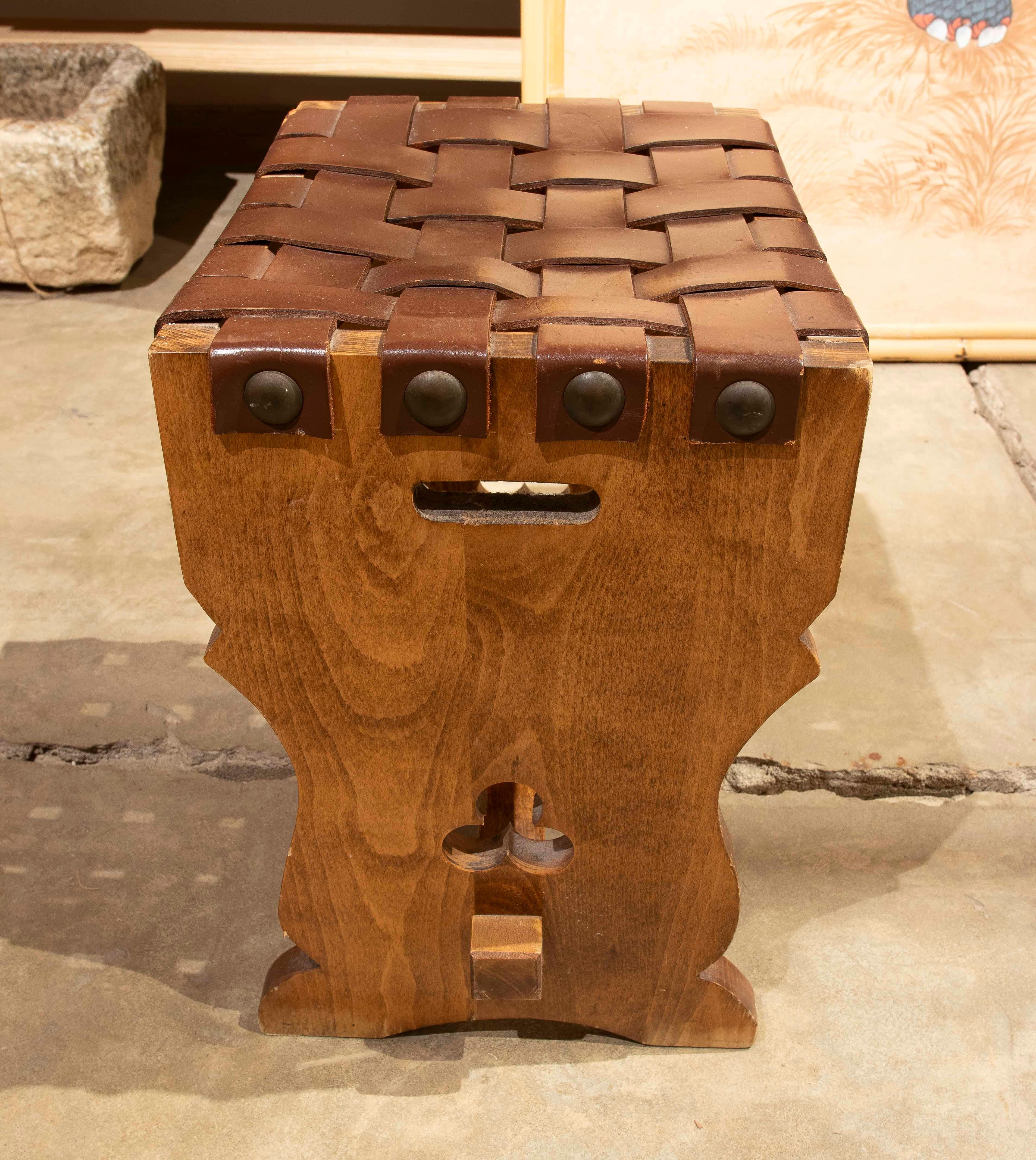XX secolo Sgabello rustico anni '80 in Wood e pelle intrecciata con borchie in vendita
