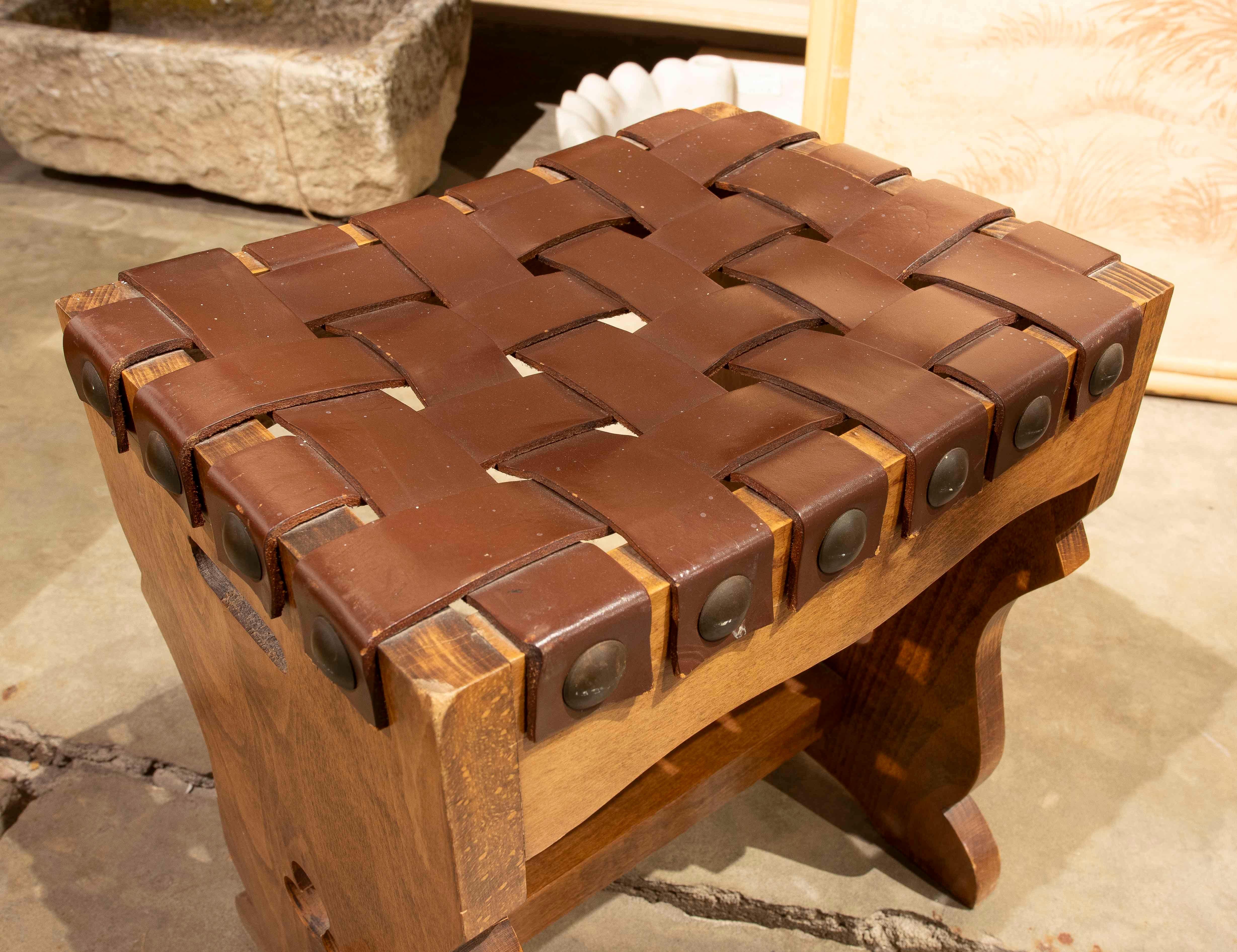Sgabello rustico anni '80 in Wood e pelle intrecciata con borchie in vendita 1
