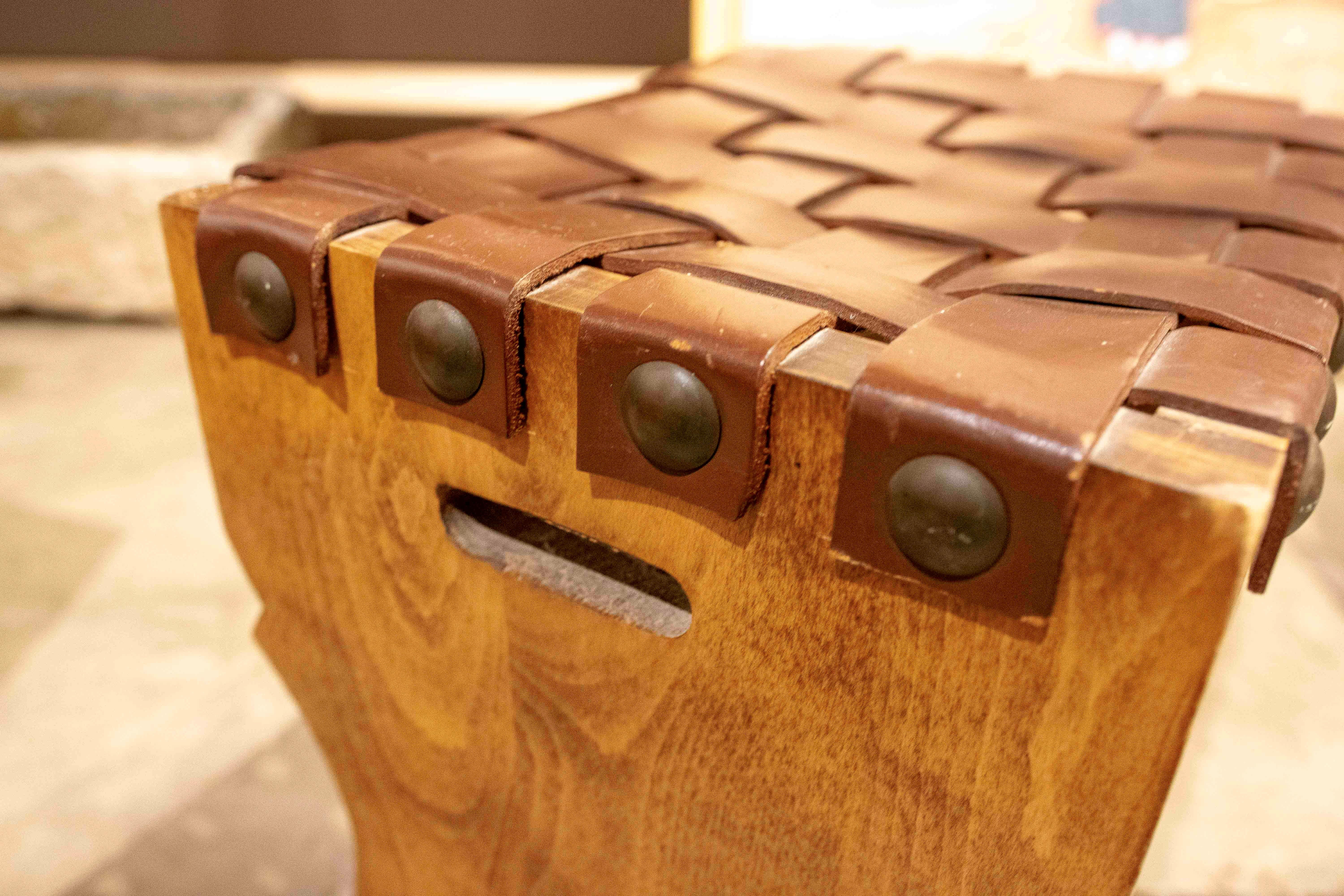 Sgabello rustico anni '80 in Wood e pelle intrecciata con borchie in vendita 2