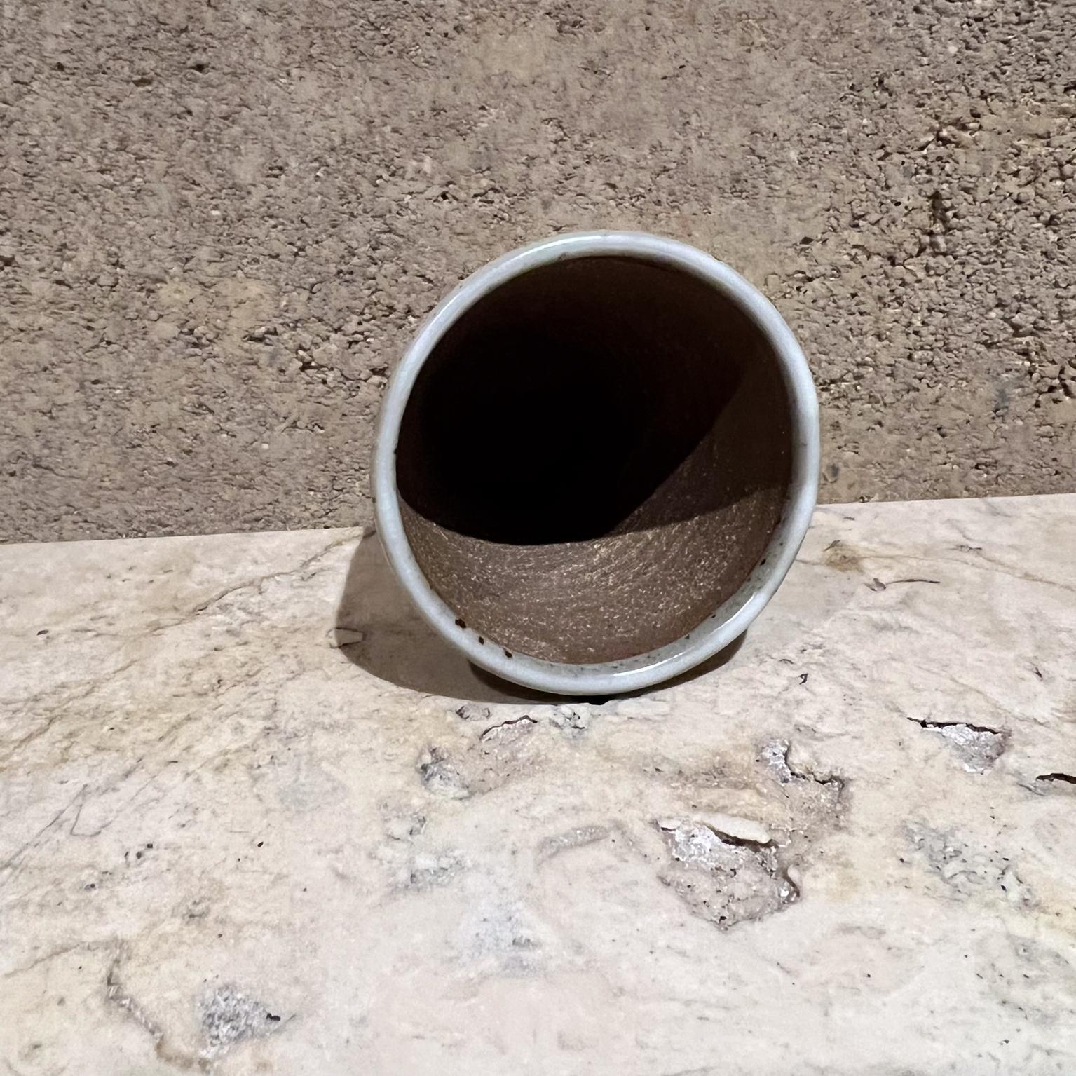 Giapponese Tazza da sake in ceramica Ryoko degli anni '80 Japanese Studio A in vendita