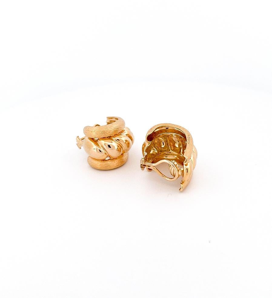 1980's Sabbadini 18k Yellow Gold Satin Twisted Center Earrings In Excellent Condition In Dallas, TX