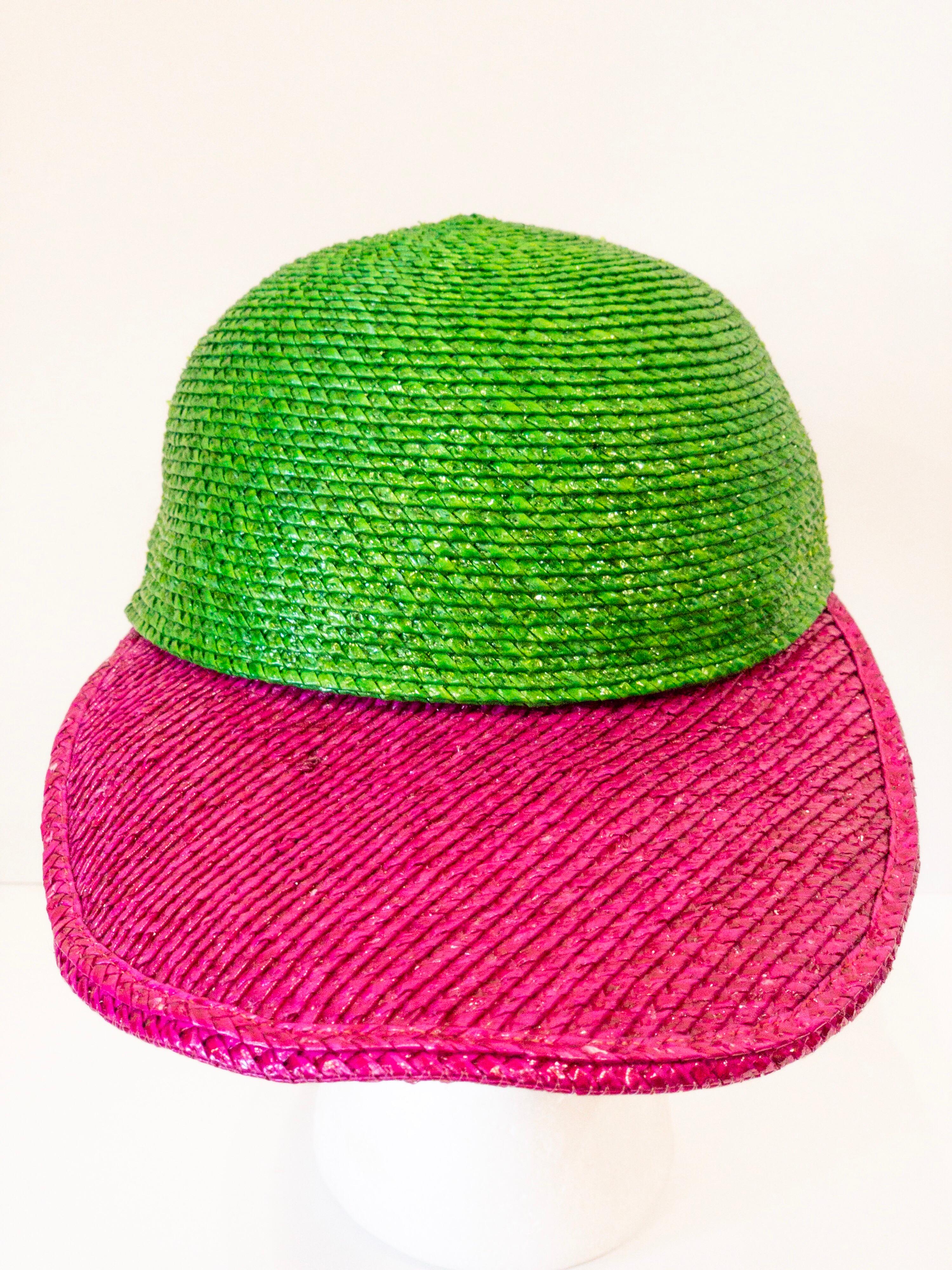 Ce chapeau est au service de toutes les vibrations des années 80 ! Datant des années 1980, ce chapeau de paille brillant YSL présente une calotte contrastée vert vibrant et un large bord rose foncé. Parfait pour le bord de la piscine ou pour