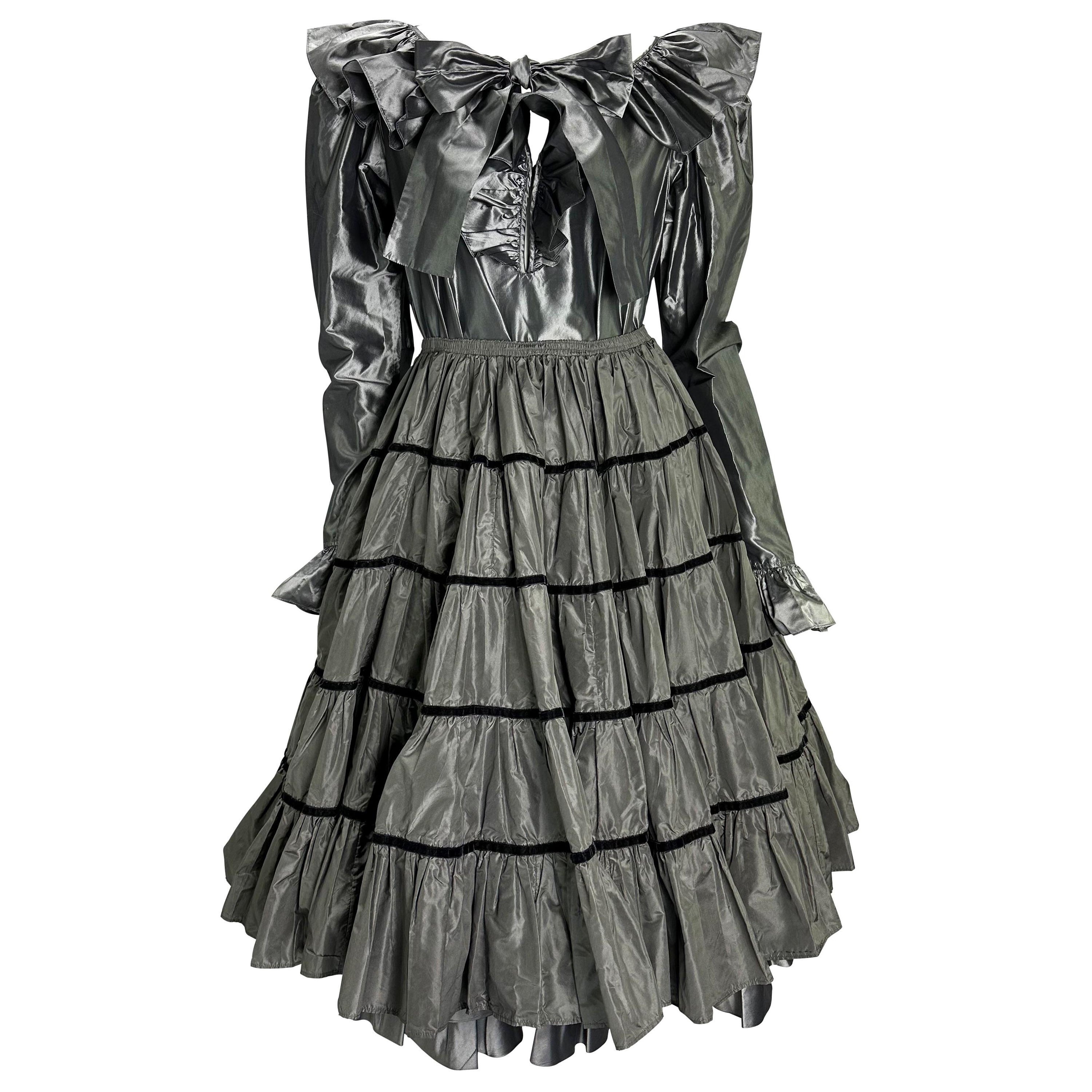 Años 80 Saint Laurent Rive Gauche Conjunto de 3 piezas falda blusa con volantes de seda gris