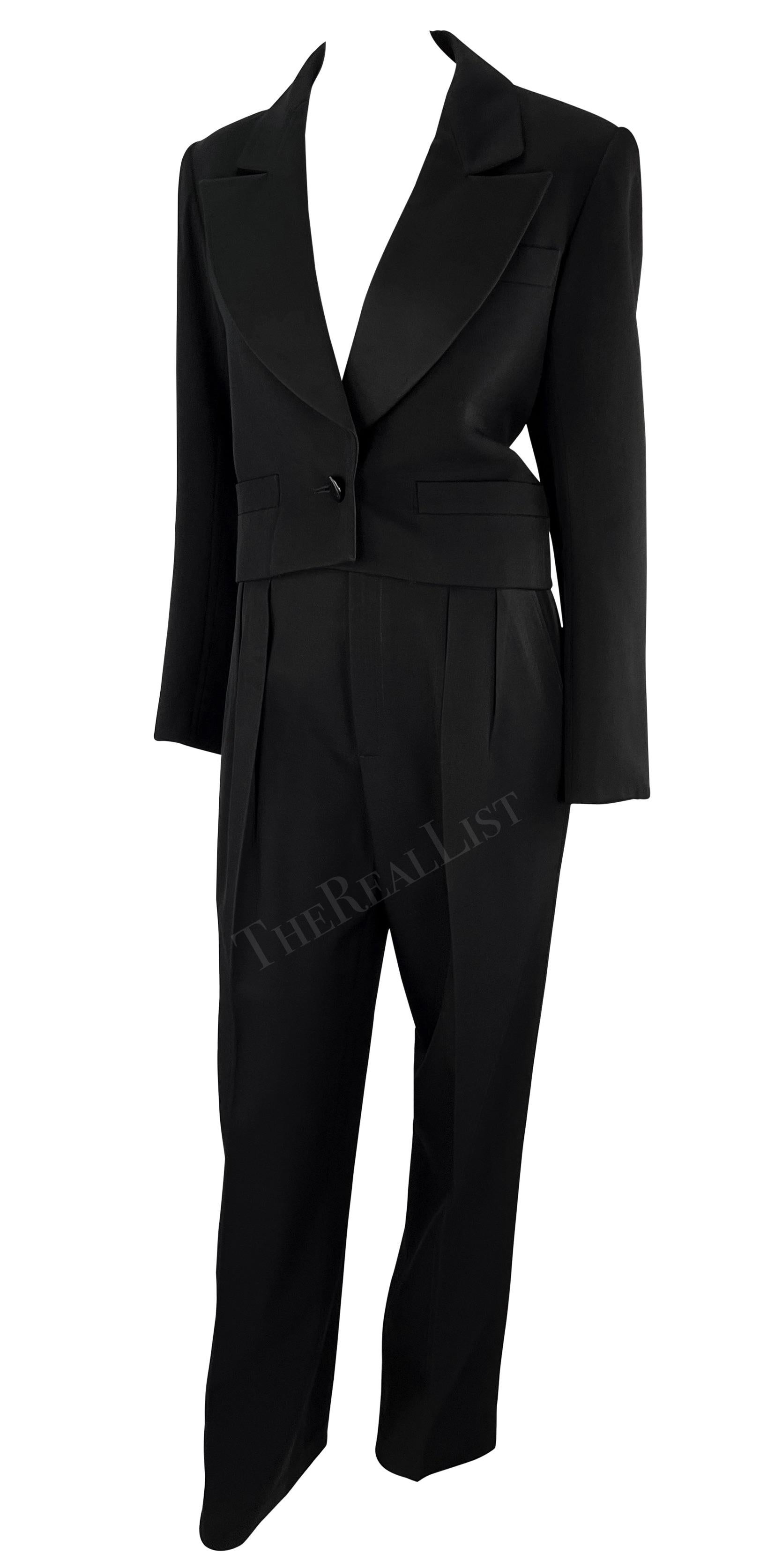Nous vous présentons un fabuleux tailleur pantalon noir Yves Saint Laurent Rive Gauche, conçu par Yves Saint Laurent. Datant des années 1980, cet ensemble de deux pièces se compose d'une version raccourcie de la célèbre veste 