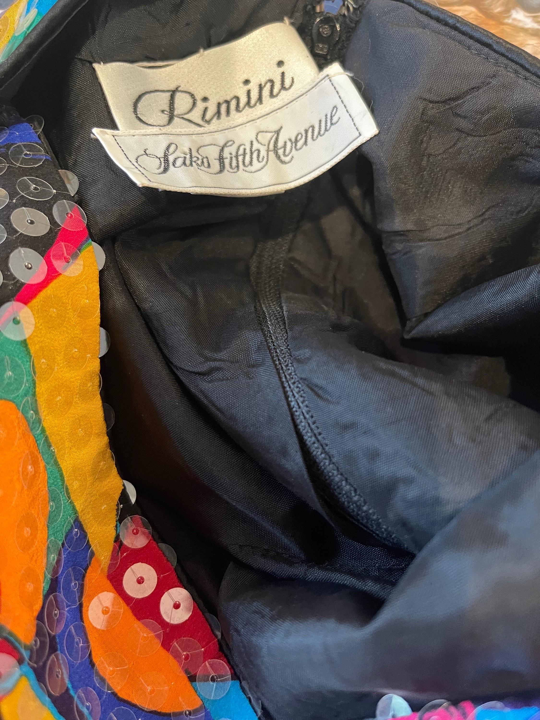 Erstaunliche späten 80er SAKS 5th AVENUE voll Pailletten bunten Graffiti-Druck Seide Kleid ! Mit körpernaher Passform und Cut-out-Details auf dem Rücken. Verdeckter Reißverschluss auf der Rückseite mit Haken- und Ösenverschluss. Leuchtende Farben