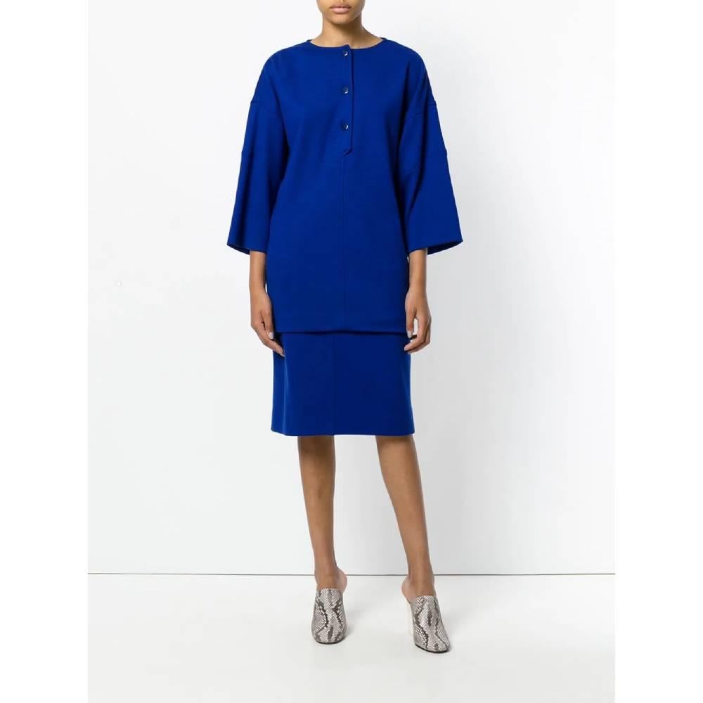 Salvatore Ferragamo structured knit top in electric blue virgin wool. Front buttoning, short sleeves and oversized fit.
Years: 80s

Made in Italy

Size: 42 IT

Flat measurements 

Height: 81 cm
Shoulders: 40 cm
Bust: 54 cm
Sleeves: 36 cm