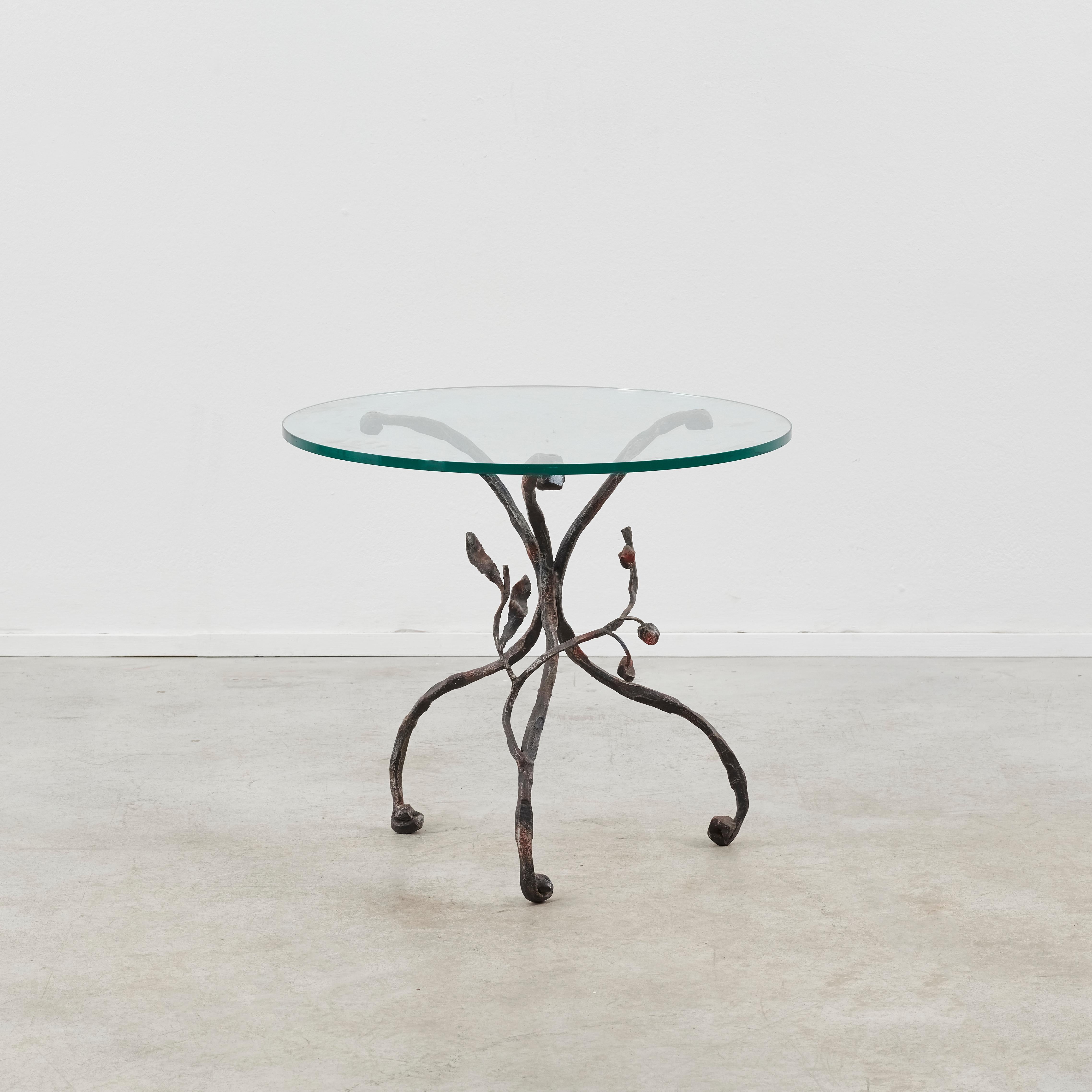 Trois tiges organiques se tordent et s'entrecroisent pour former un support pour le plateau en verre. Une tige sinueuse supplémentaire portant des fruits et des feuilles confère à la pièce une vitalité luxuriante.    

La pièce est en bon état et