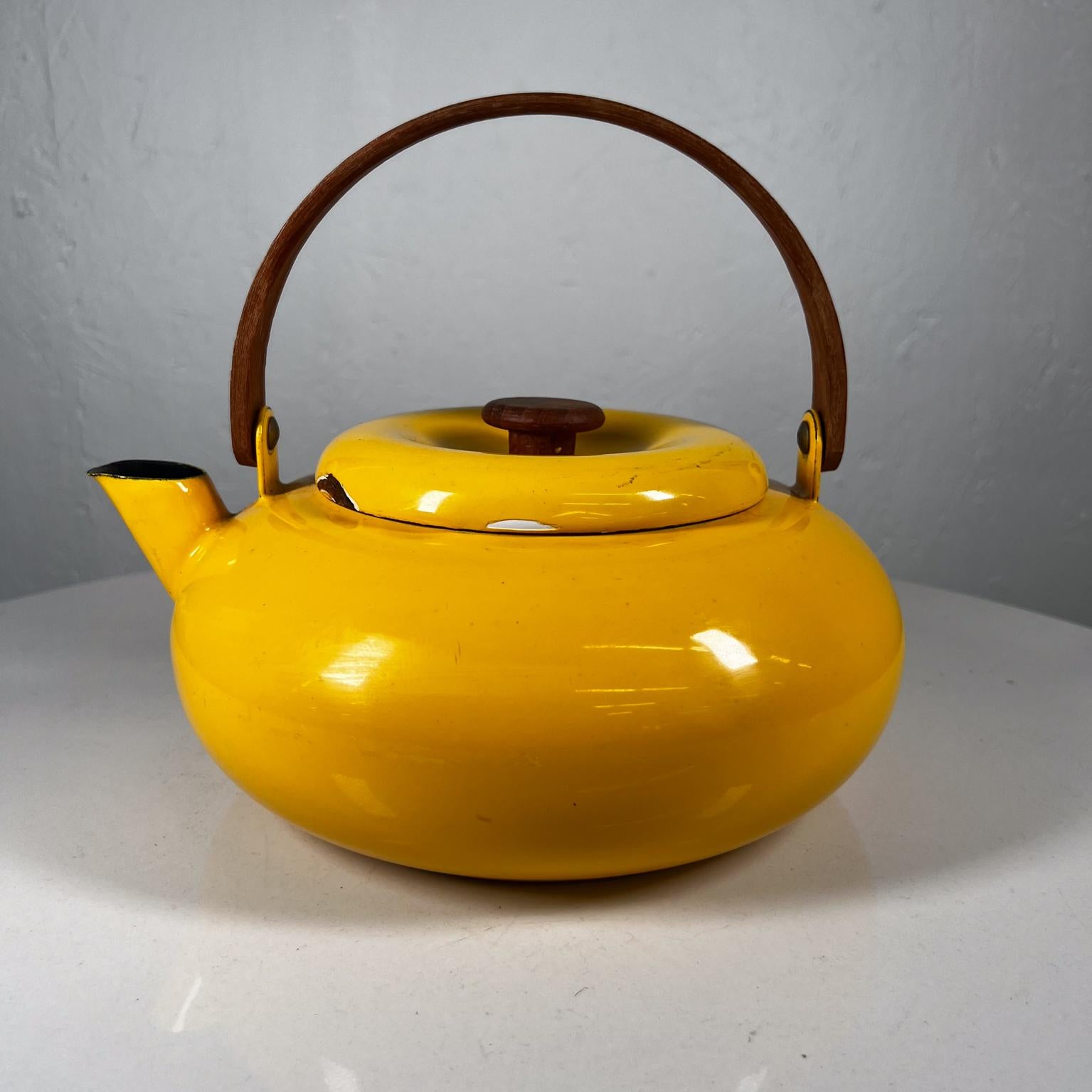 1980s Sam Lebowitz Yellow Enamel Tea Kettle 
Copco Japan
Stamped by designer.
9.5 d x 8.5 w x 8.5 h
Preowned original vintage condition
See all images provided.