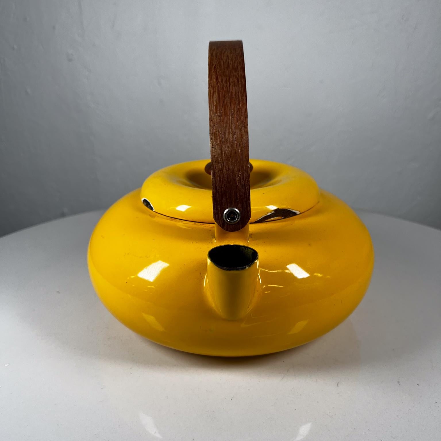 1980s Sam Lebowitz Yellow Enamel Tea Kettle Copco Japan In Good Condition In Chula Vista, CA