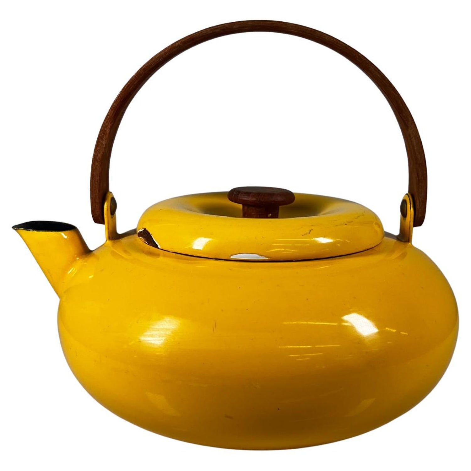 https://a.1stdibscdn.com/1980s-sam-lebowitz-yellow-enamel-tea-kettle-copco-japan-for-sale/f_9715/f_351869321689114115003/f_35186932_1689114115498_bg_processed.jpg?width=1500