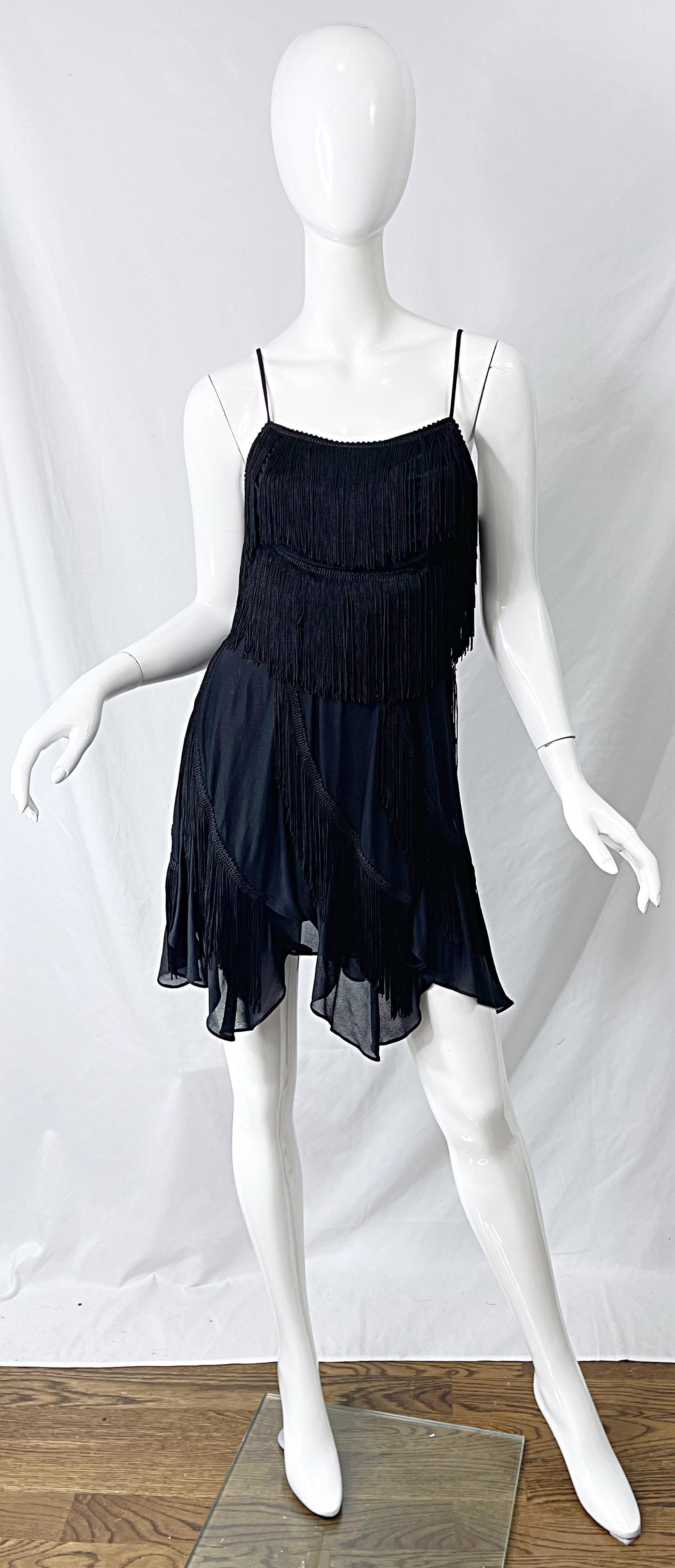Sexy mini abito stile flapper anni '80 Samir in jersey nero con frange e orlo a fazzoletto! Spalline, con strati di frange sul corpetto e sulla gonna. Cerniera nascosta sul retro. 
In ottime condizioni
Prodotto negli Stati Uniti
Taglia piccola