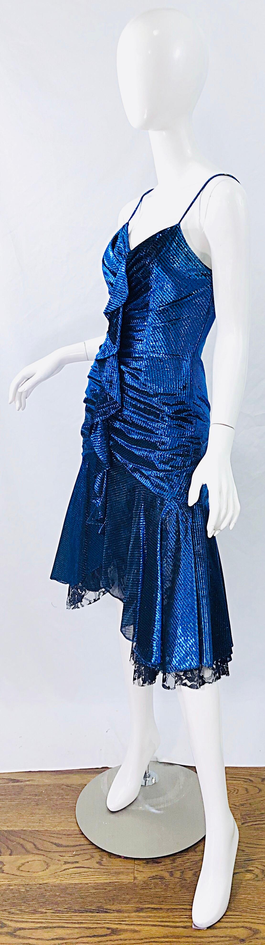 Samir Robe vintage en lurex bleu électrique et dentelle noire à ourlet mouchoir (années 1980) Pour femmes en vente