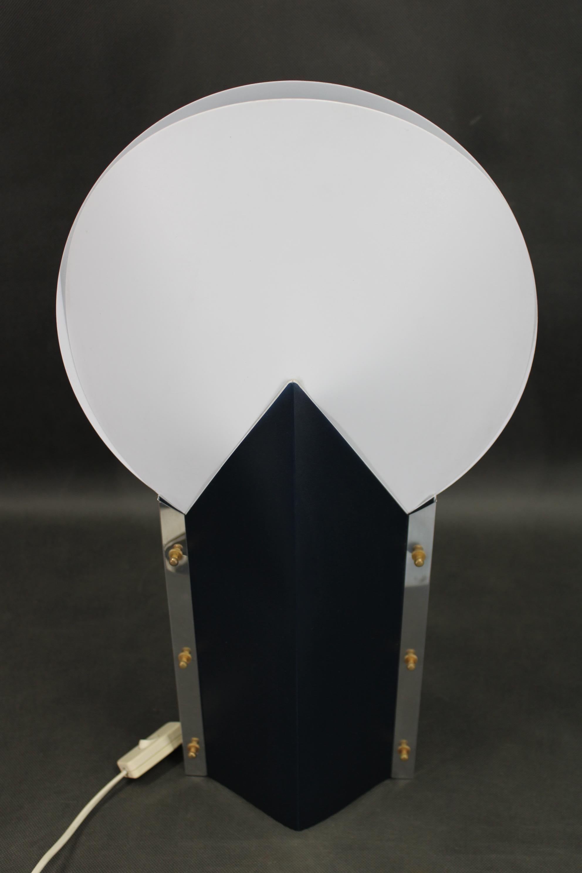 - Lámpara de sobremesa de plástico en color blanco y azul, modelo 