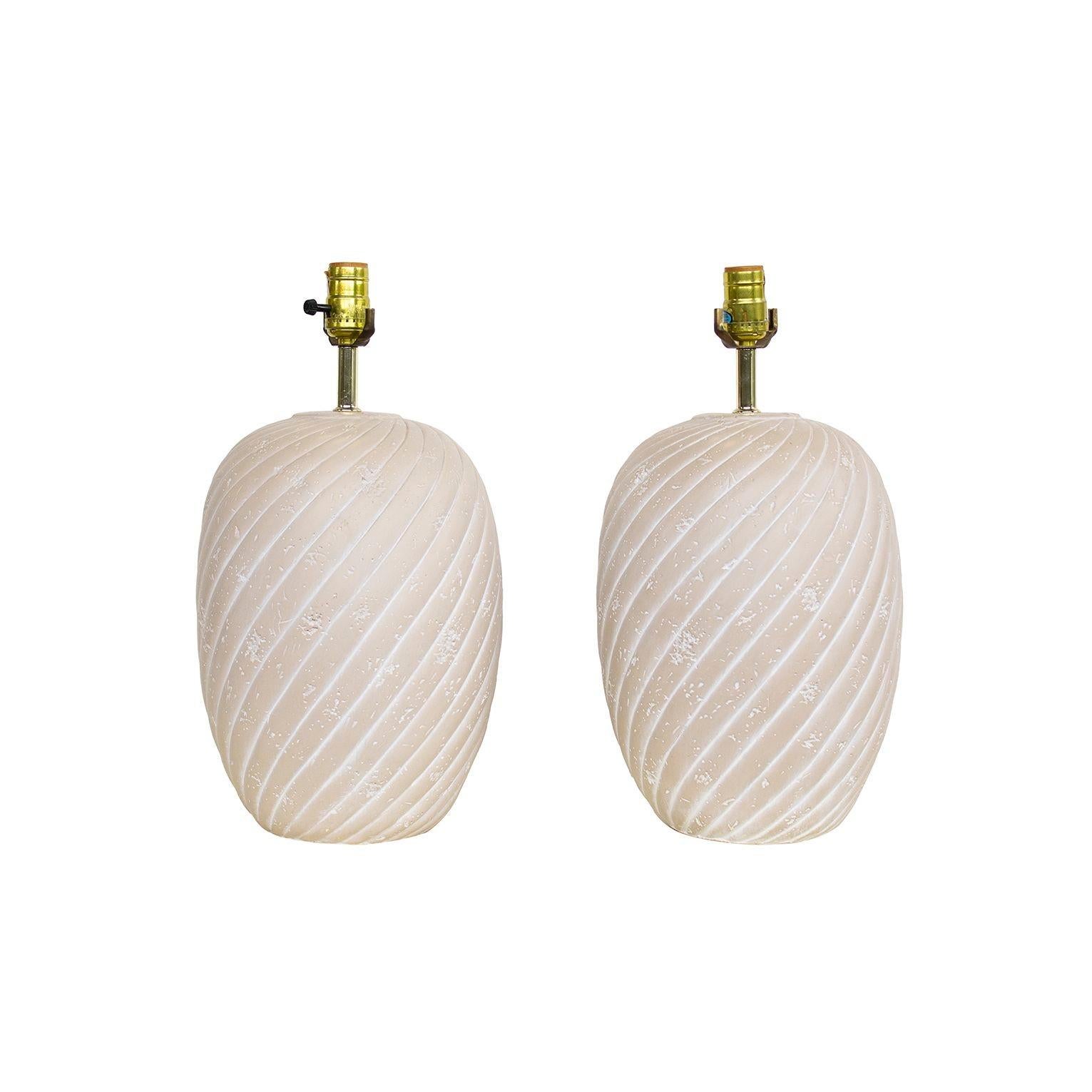 USA, anni '1980
Lampade da tavolo in ceramica a volute di sabbia degli anni '80. Bella la consistenza e il colore tenue di questi oggetti. Vengono forniti con nuovi paralumi in lino bianco sporco.
DIMENSIONI: Il corpo in ceramica misura 8,5