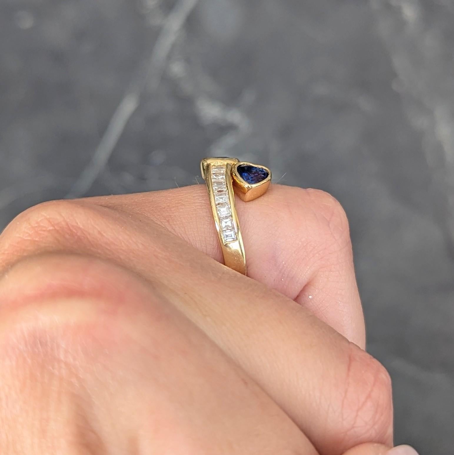 1980er Jahre Saphir Diamant 18 Karat Gelbgold Vintage Herz Bypass Ring im Angebot 4