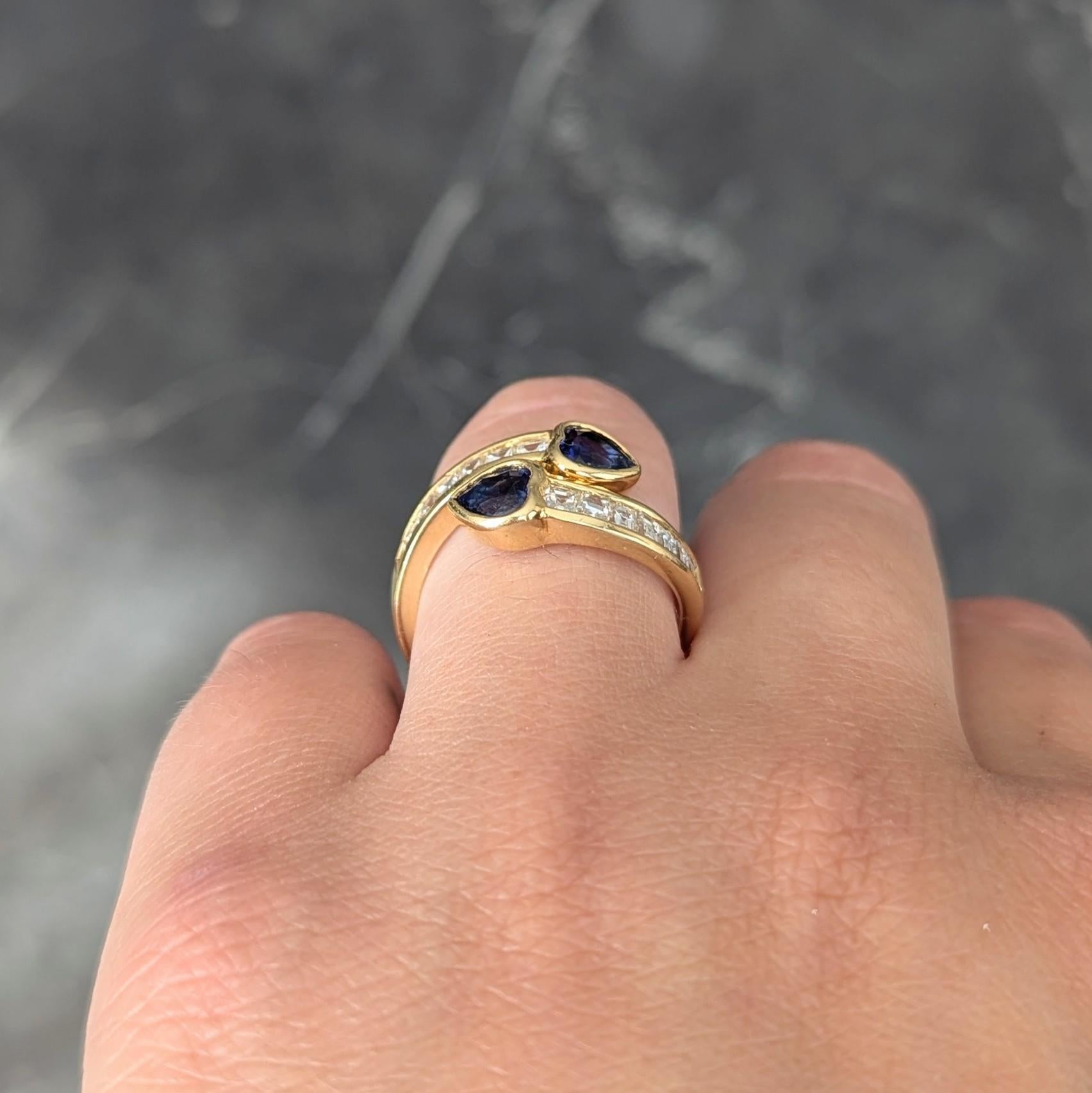 1980er Jahre Saphir Diamant 18 Karat Gelbgold Vintage Herz Bypass Ring im Angebot 3