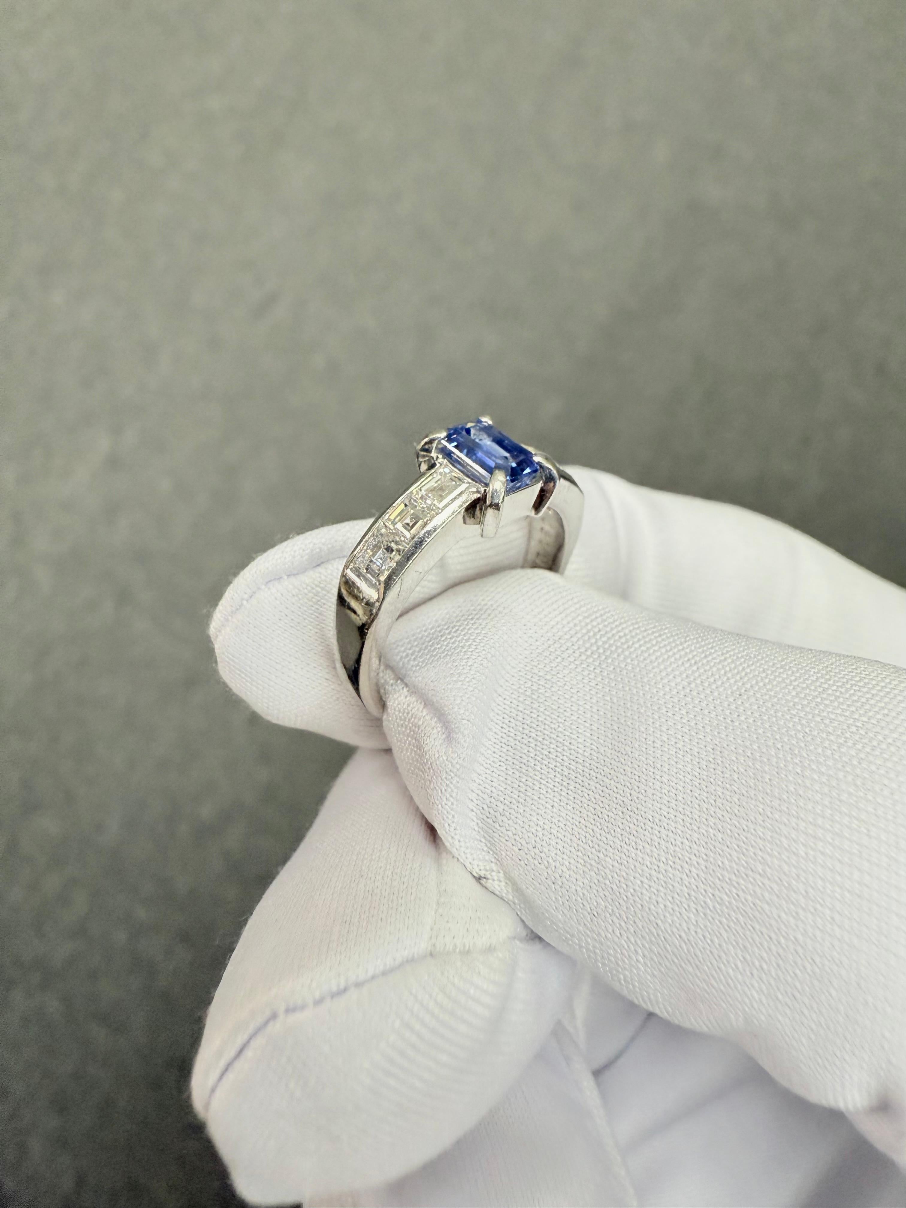 Anillo de compromiso de platino con zafiro y diamantes de los años 80 en venta 4